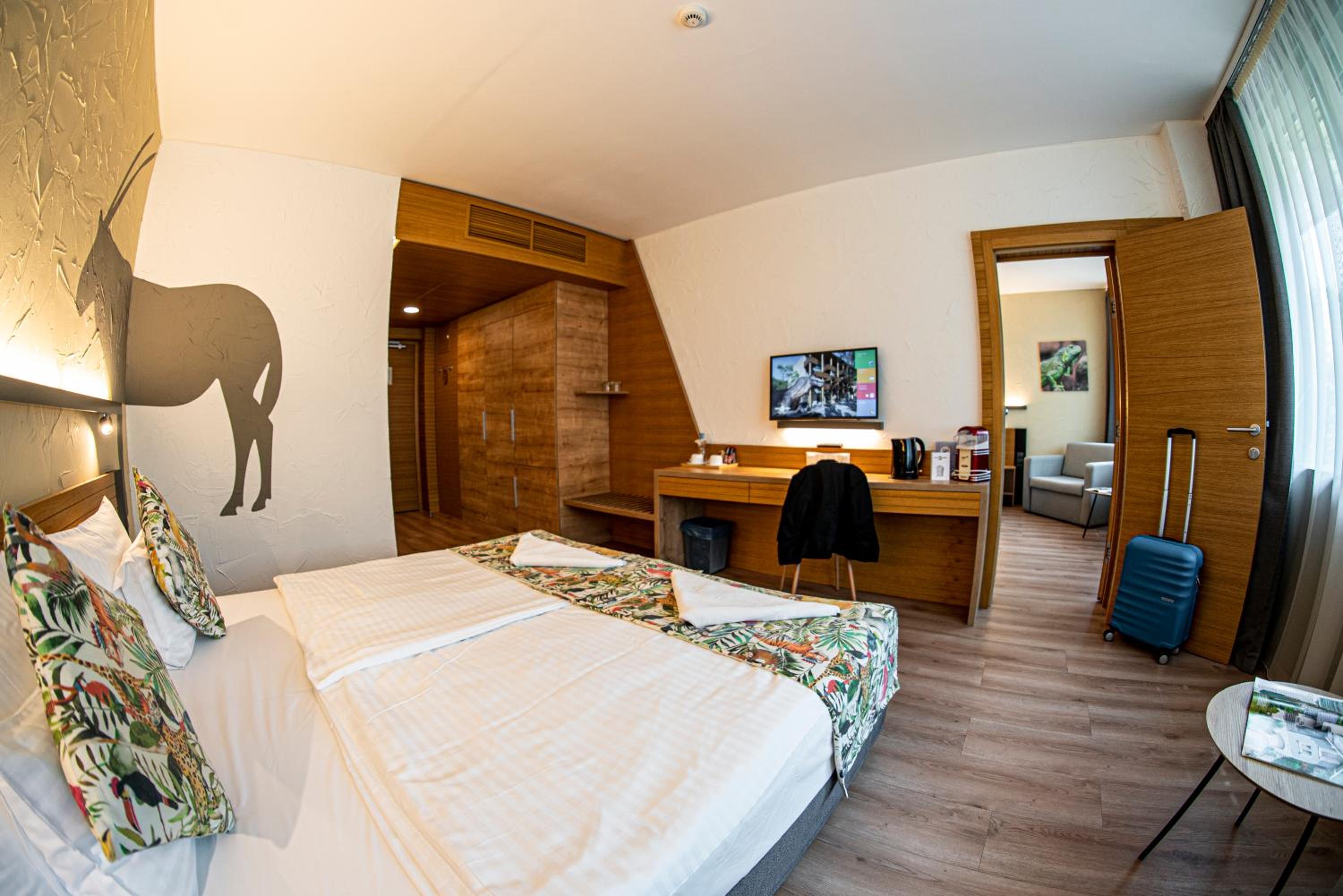 Connectable Family Room with Bathroom and Free Zoo Access photo 3
