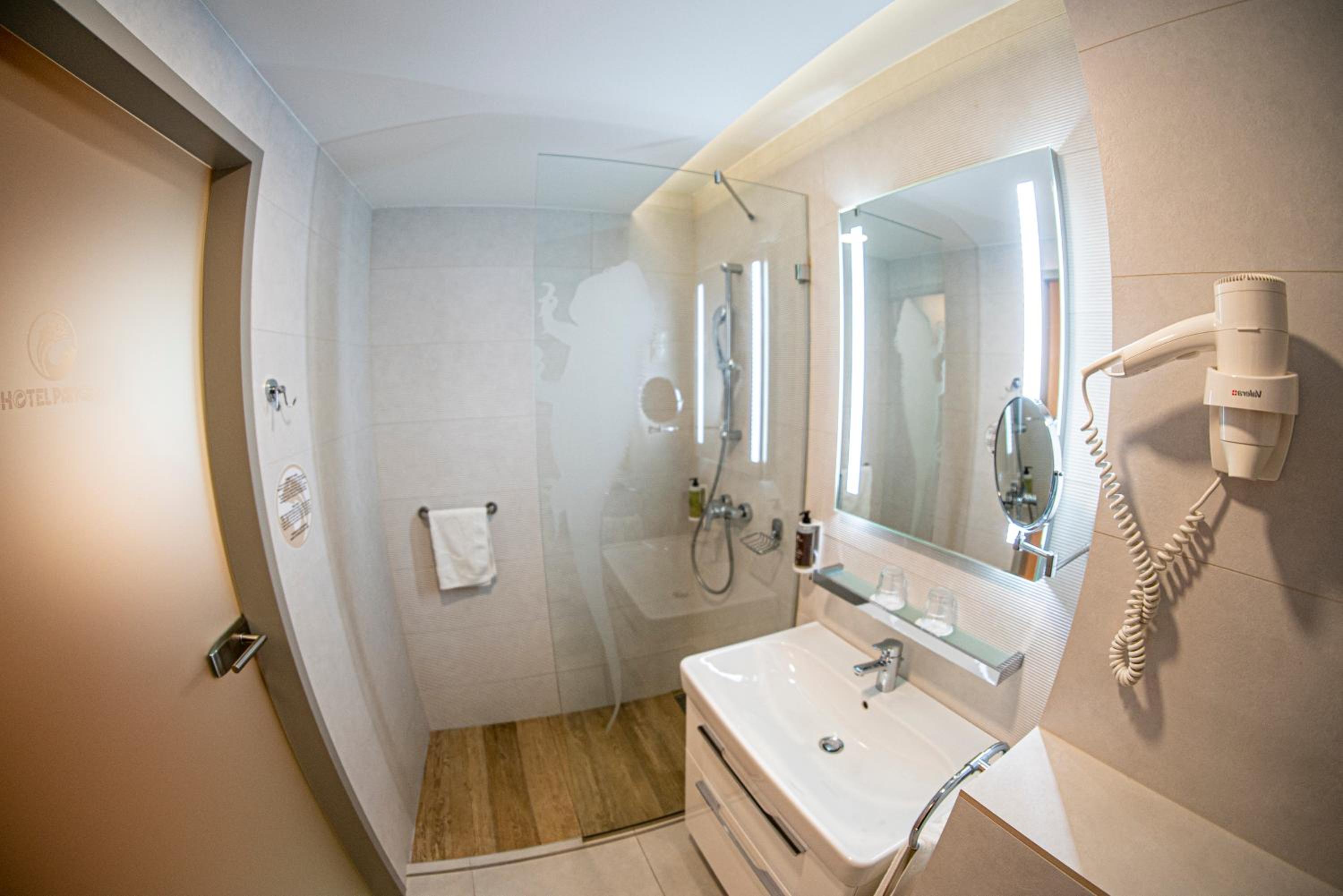 Connectable Family Room with Bathroom and Free Zoo Access photo 2