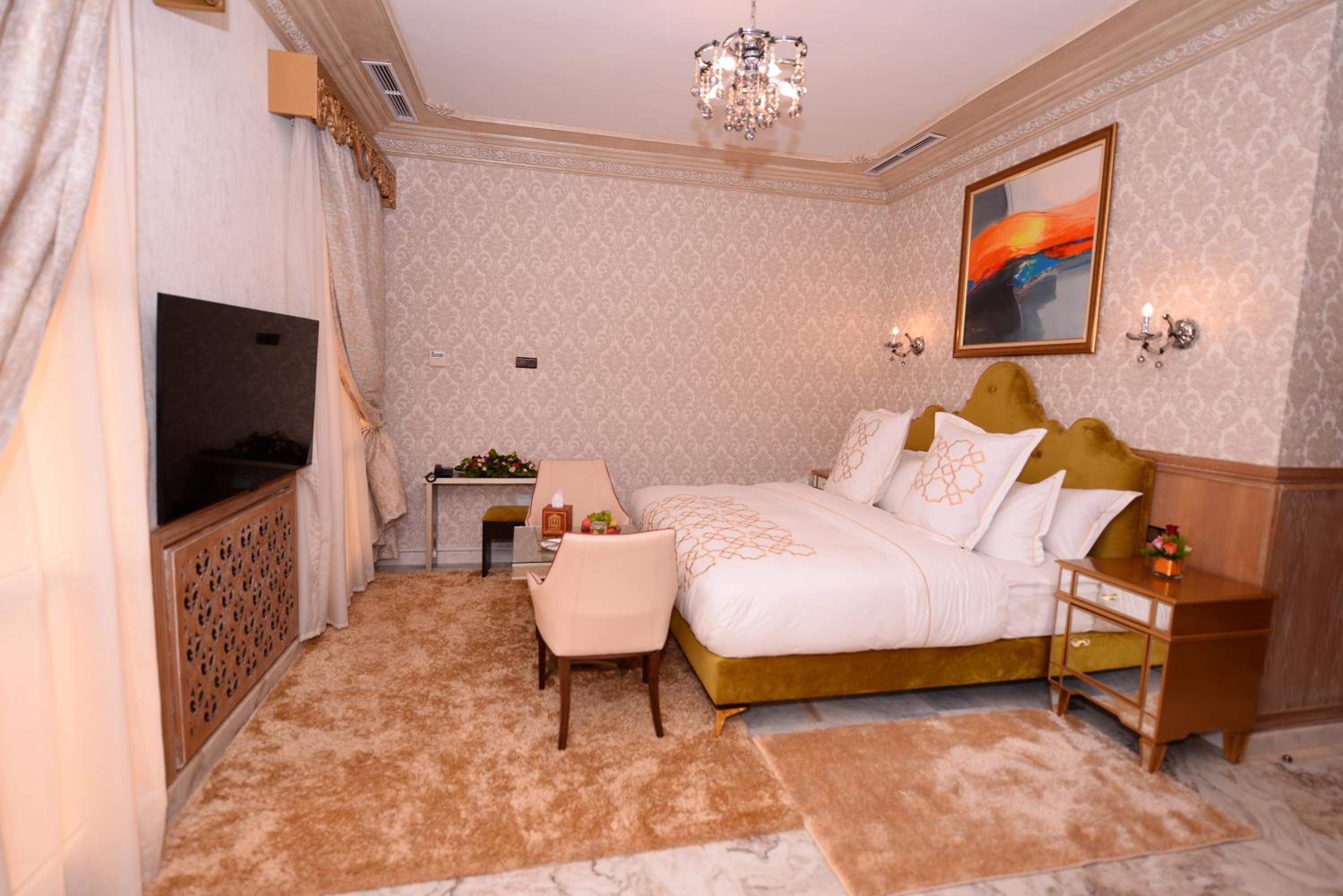 Queen Suite with Pool View - Photo 2