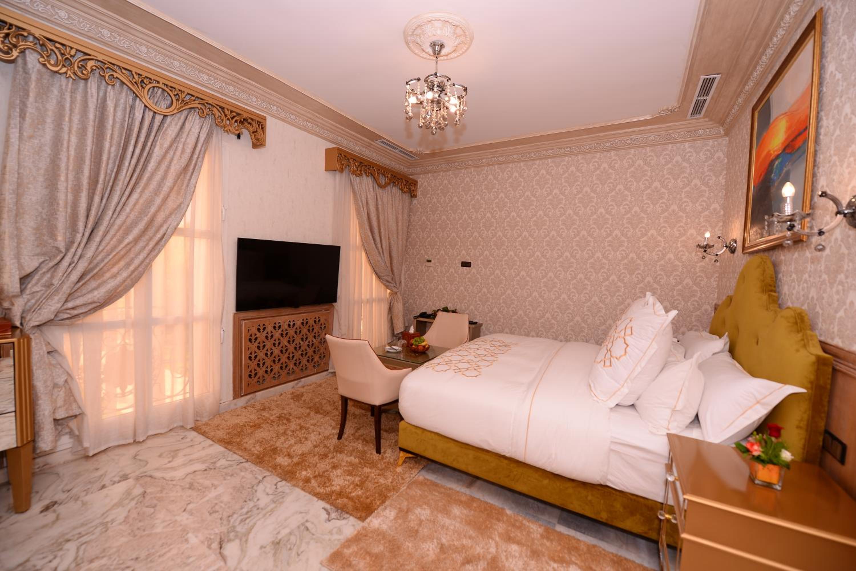Queen Suite with Pool View - Photo 1
