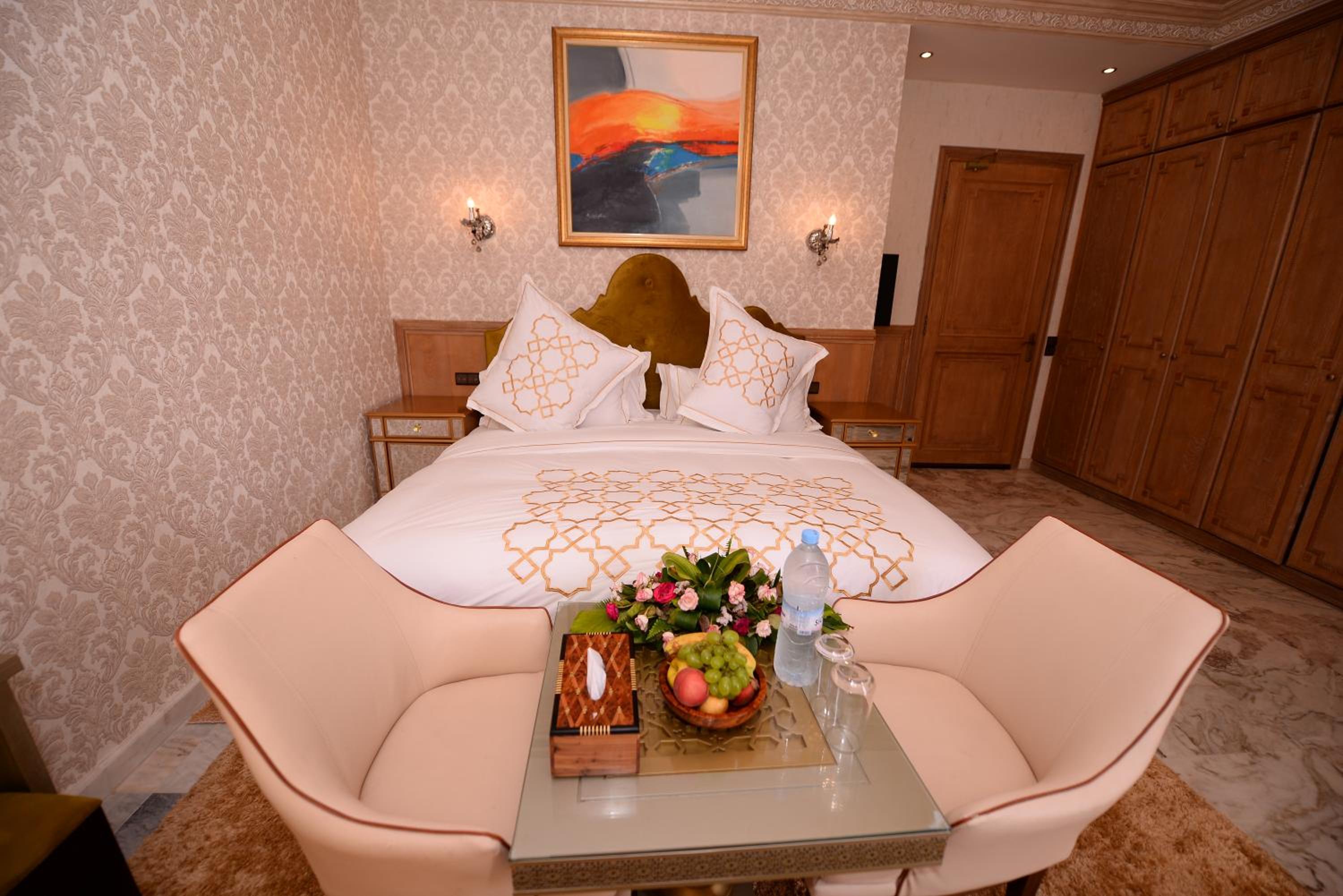 Queen Suite with Pool View - Photo 3