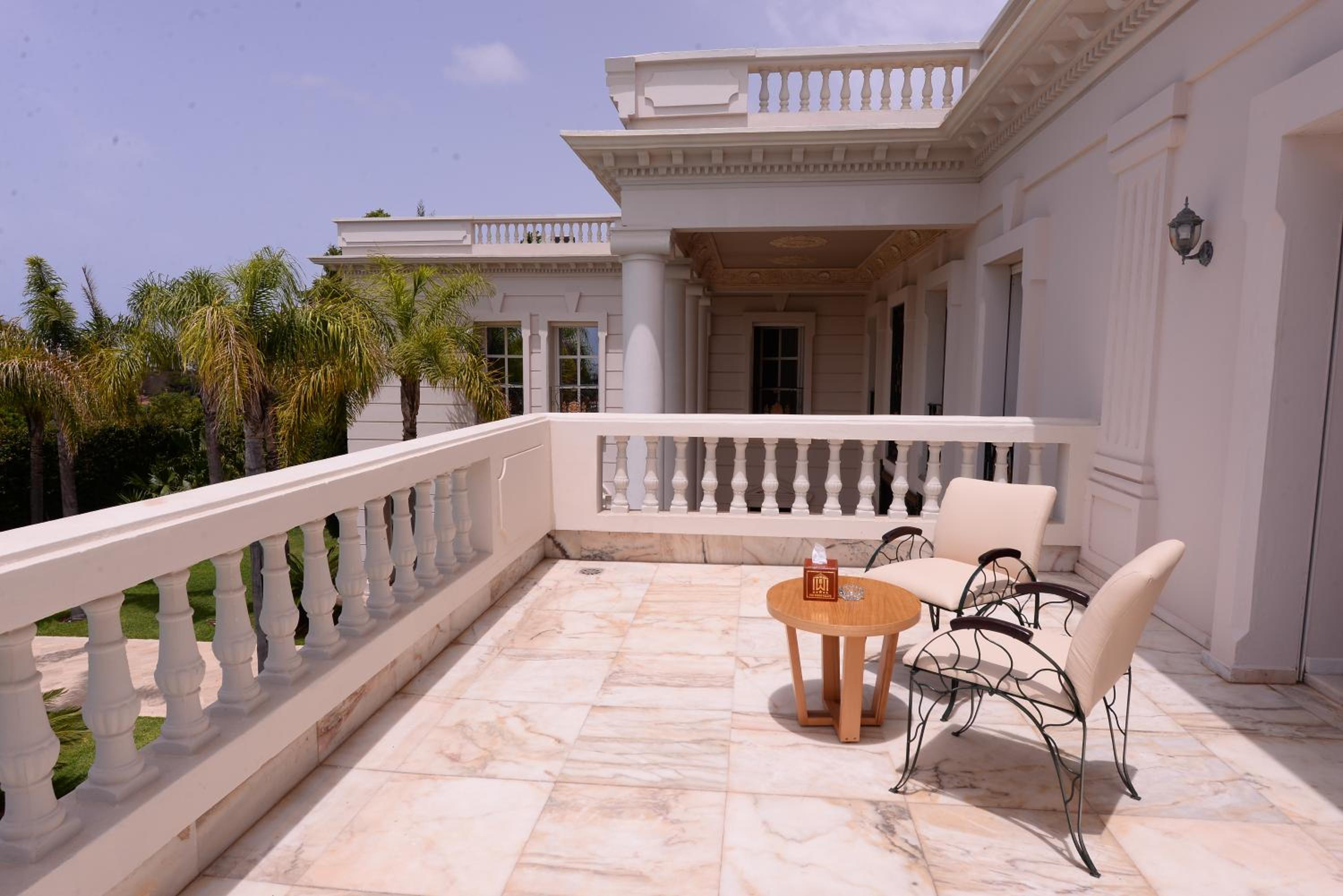 Queen Suite with Pool View - Photo 10