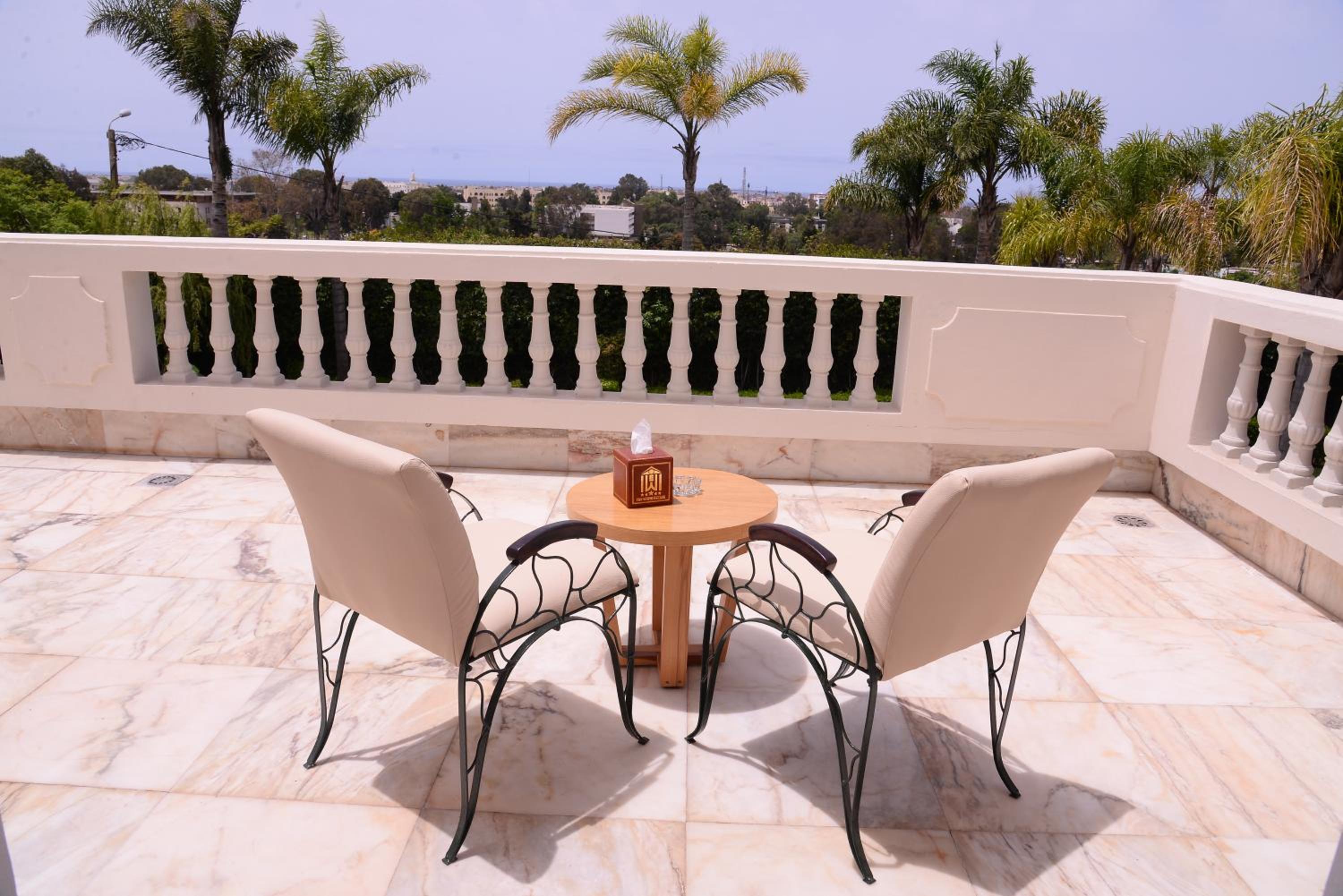 Queen Suite with Pool View - Photo 9