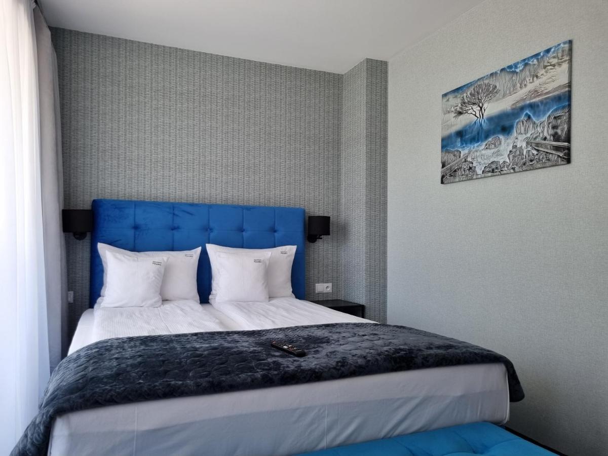 King Room with Balcony - Photo 2