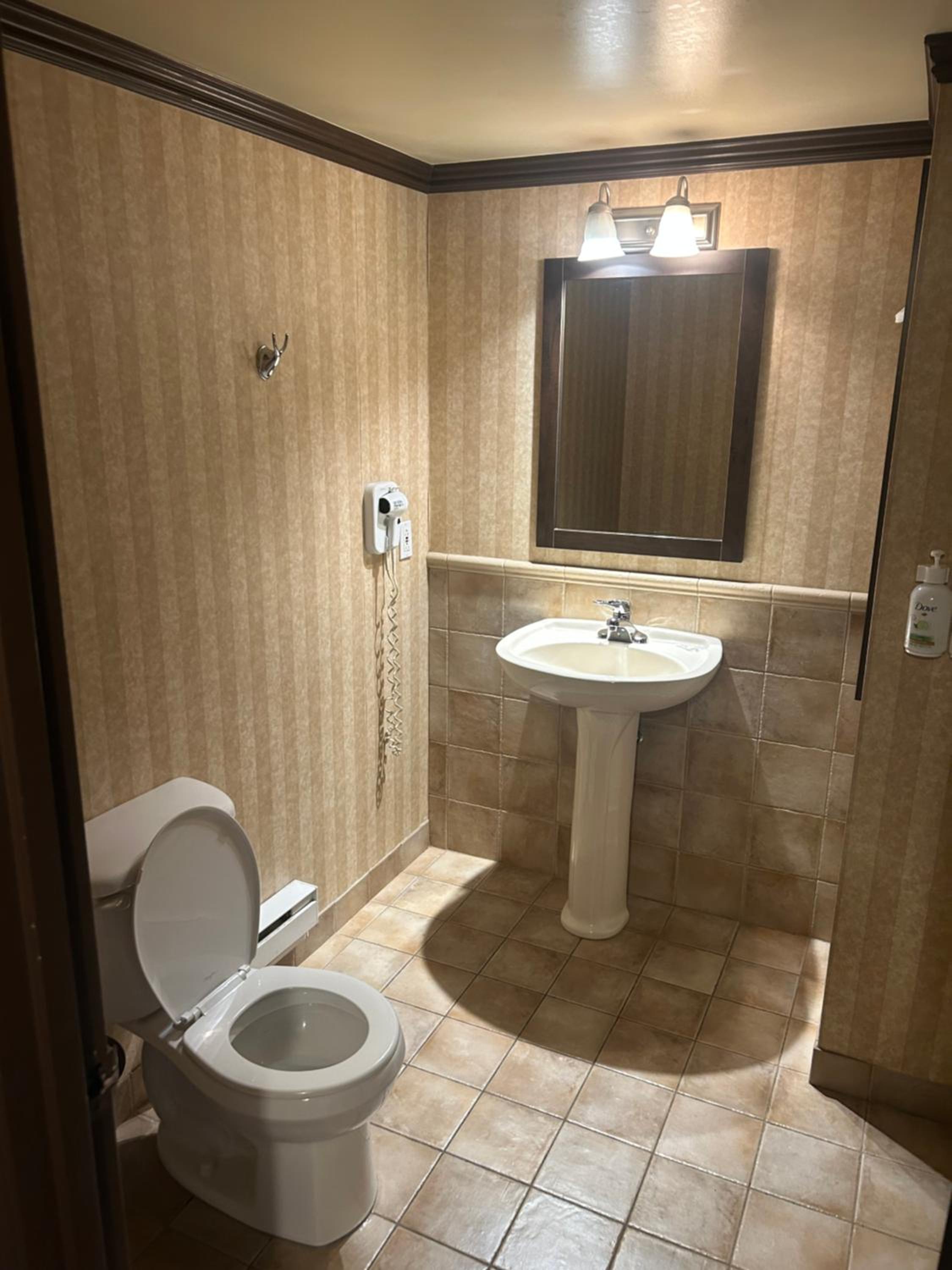 Queen Room (Building B) - Non-Smoking
