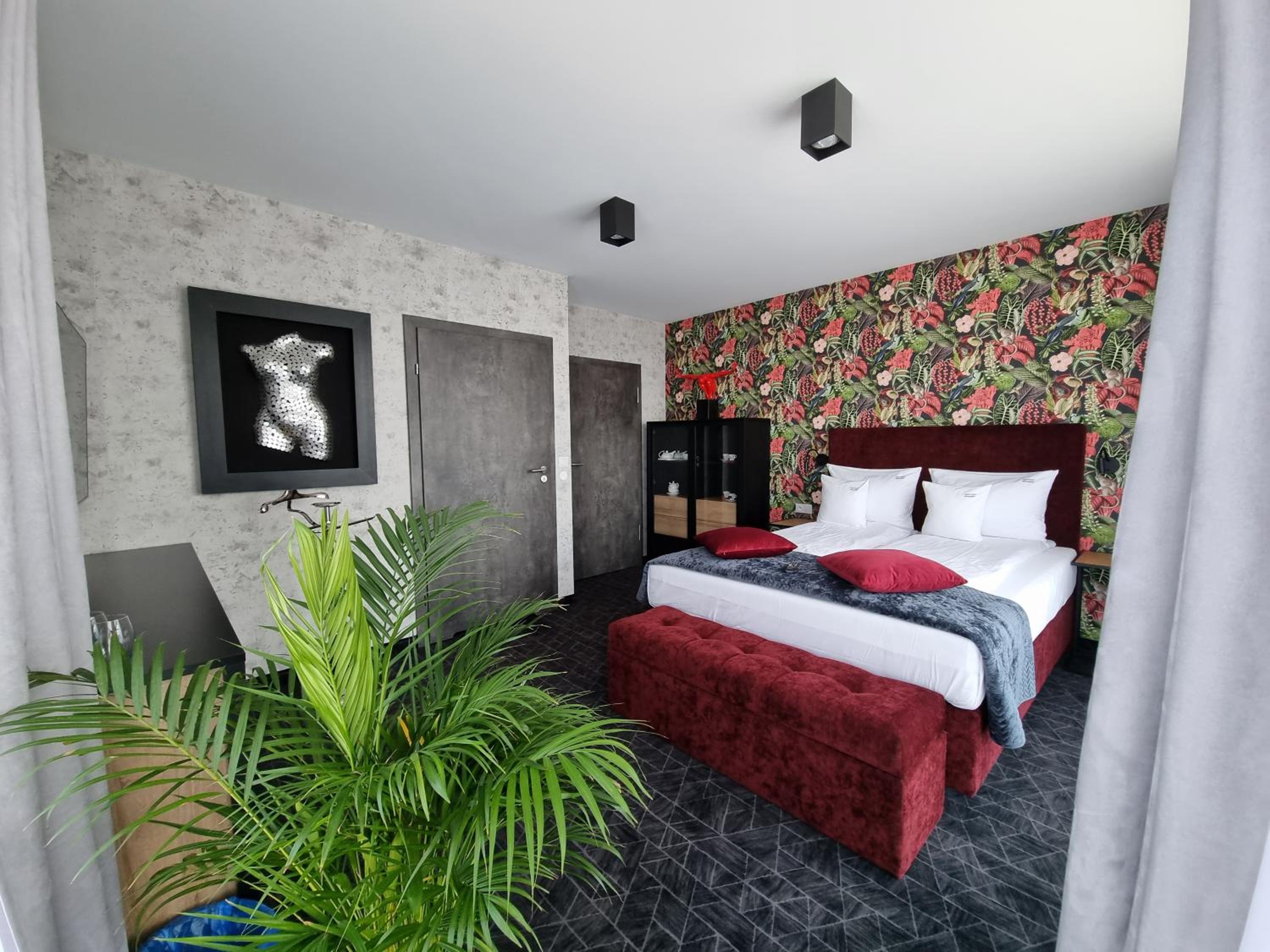 Deluxe King Room - Photo 8