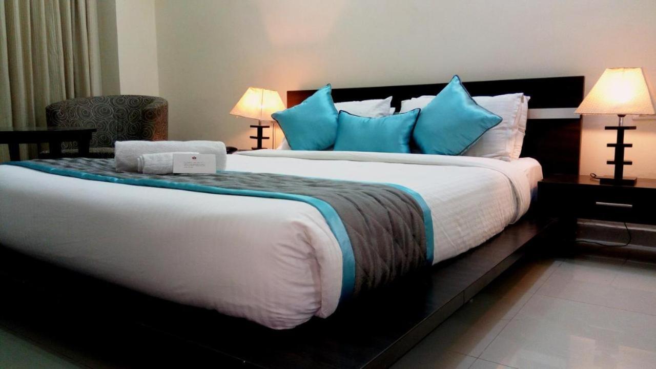 Deluxe King Room - Photo 7