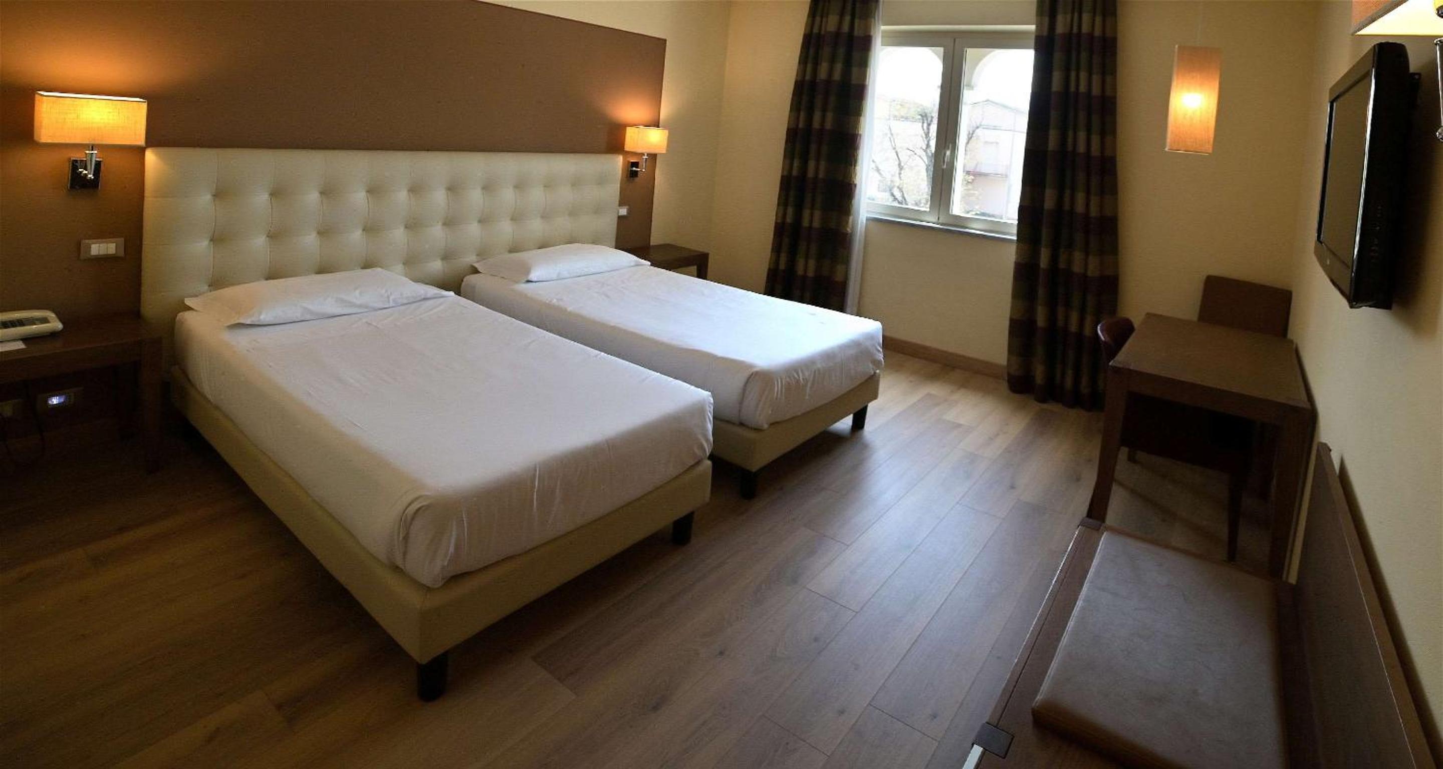 Classic Twin Room - Photo 2