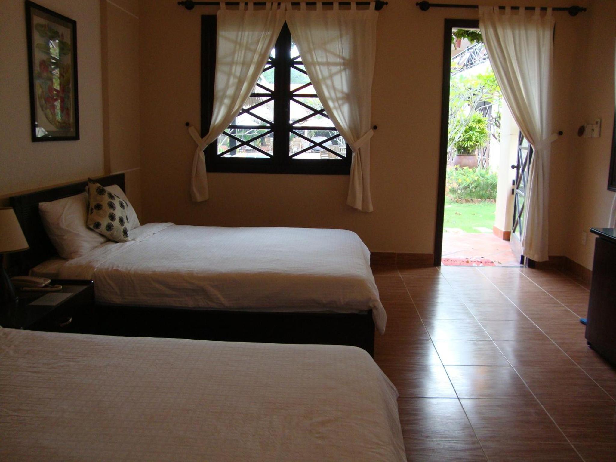 Bungalow with Garden View - Photo 2