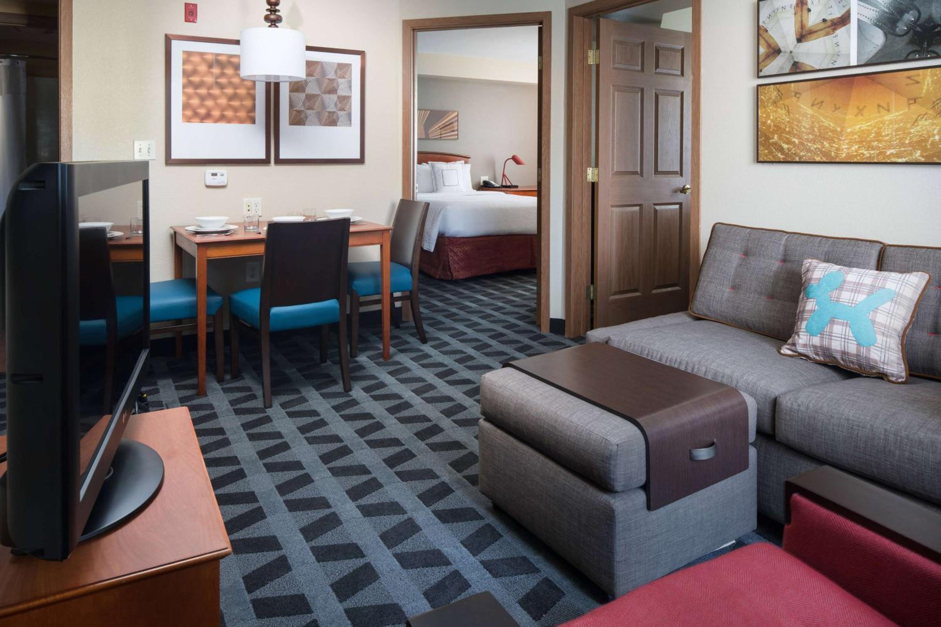 Two Bedroom Suite with Two Queen Beds - Photo 7