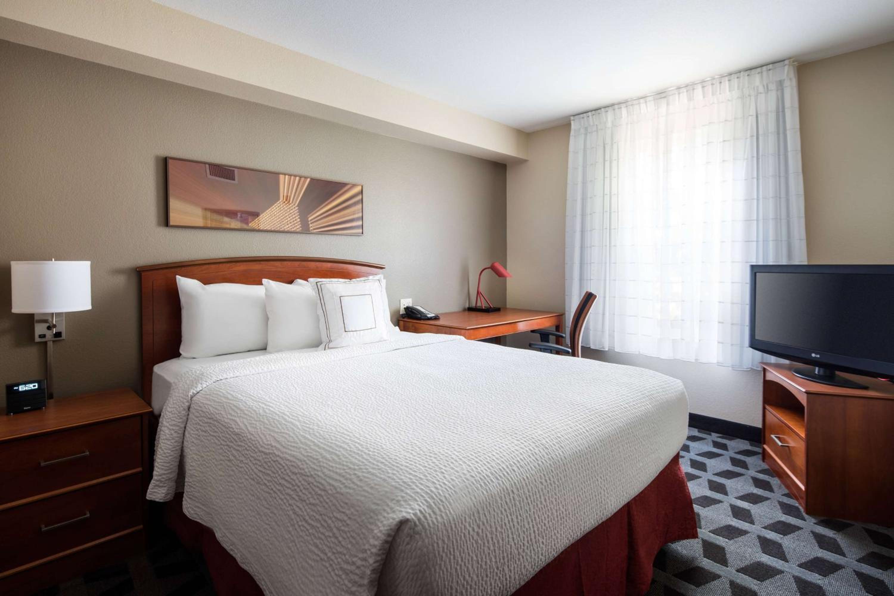 Two Bedroom Suite with Two Queen Beds - Photo 9