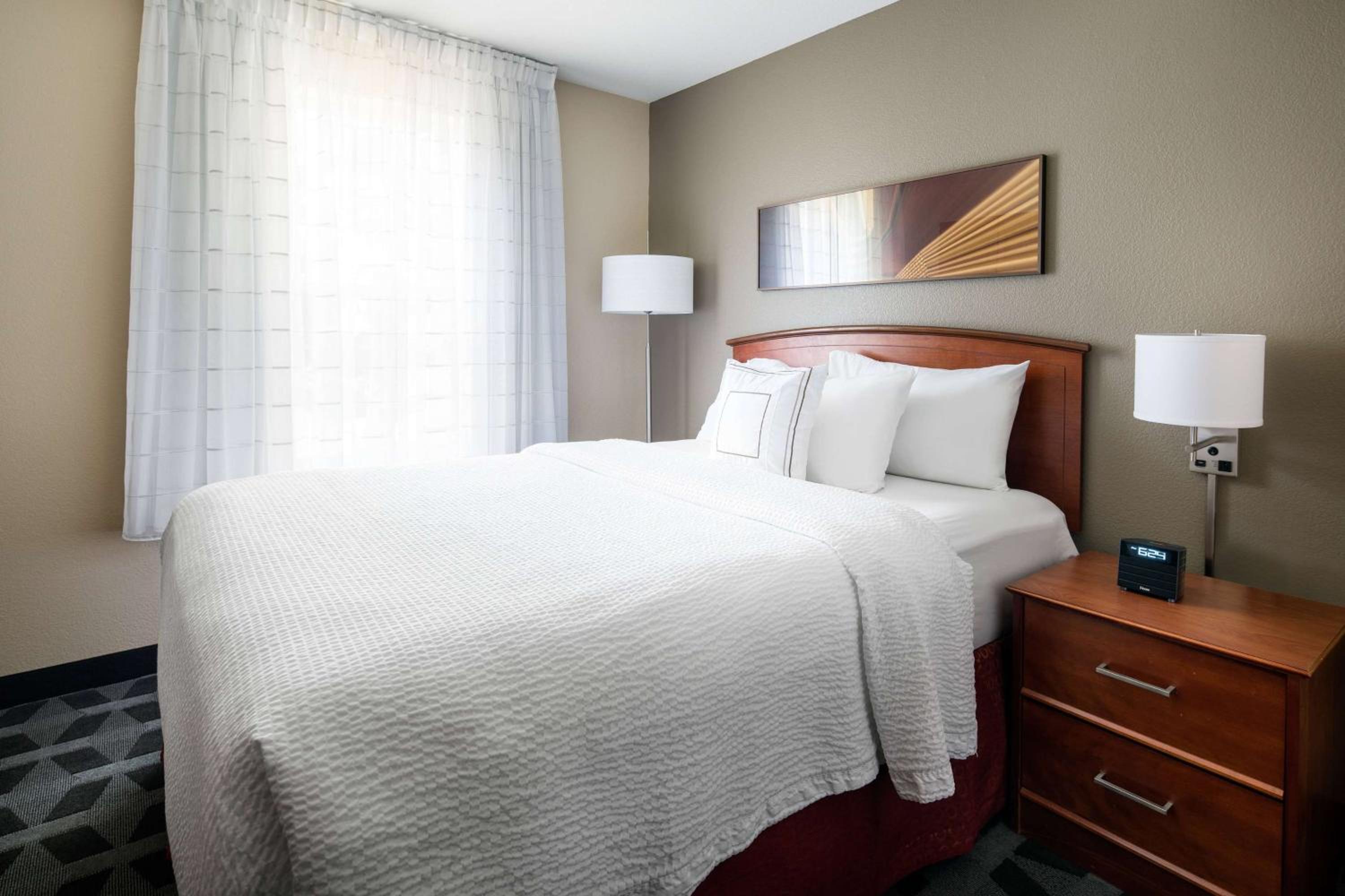 Two Bedroom Suite with Two Queen Beds - Photo 5