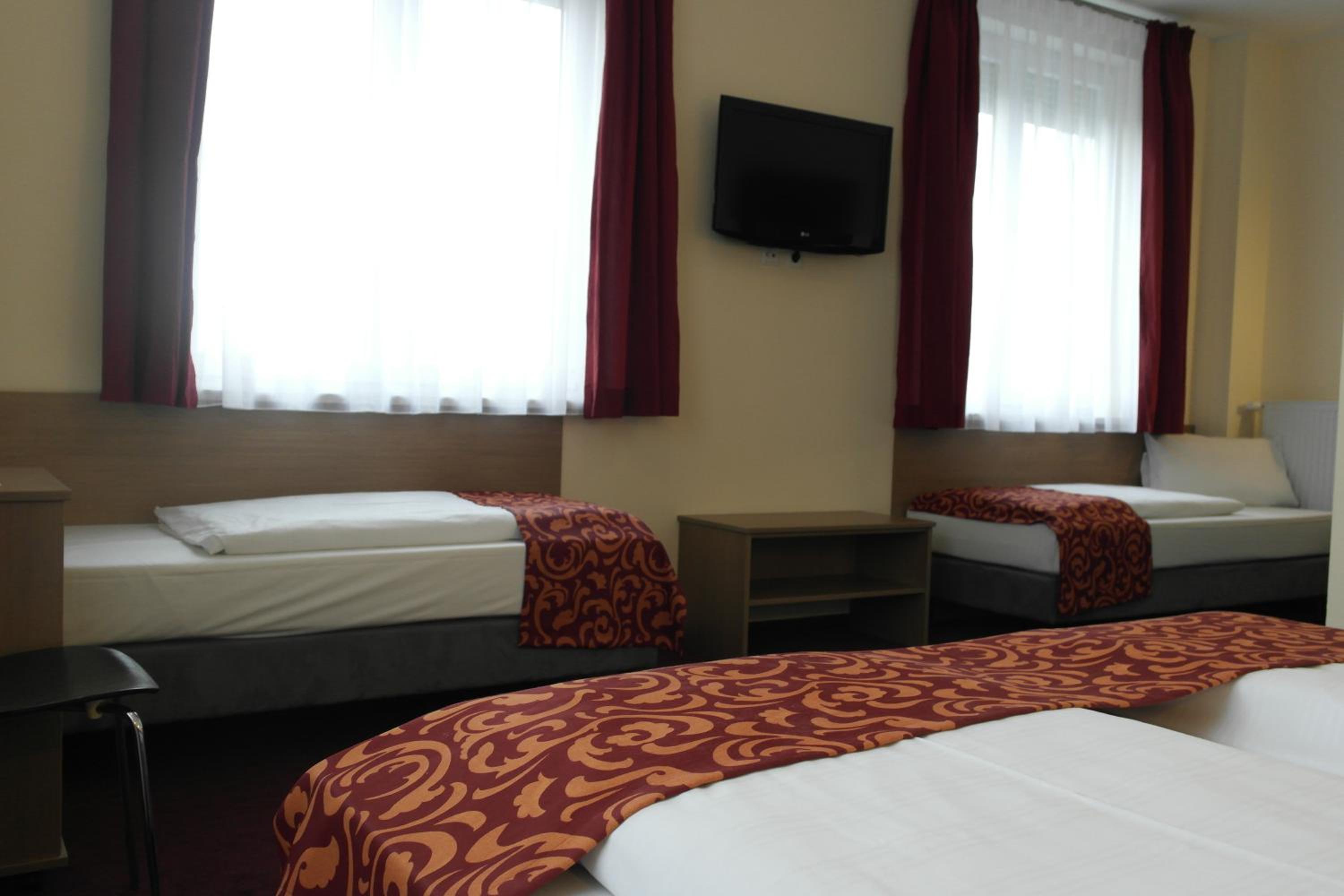Quadruple Room - Photo 3