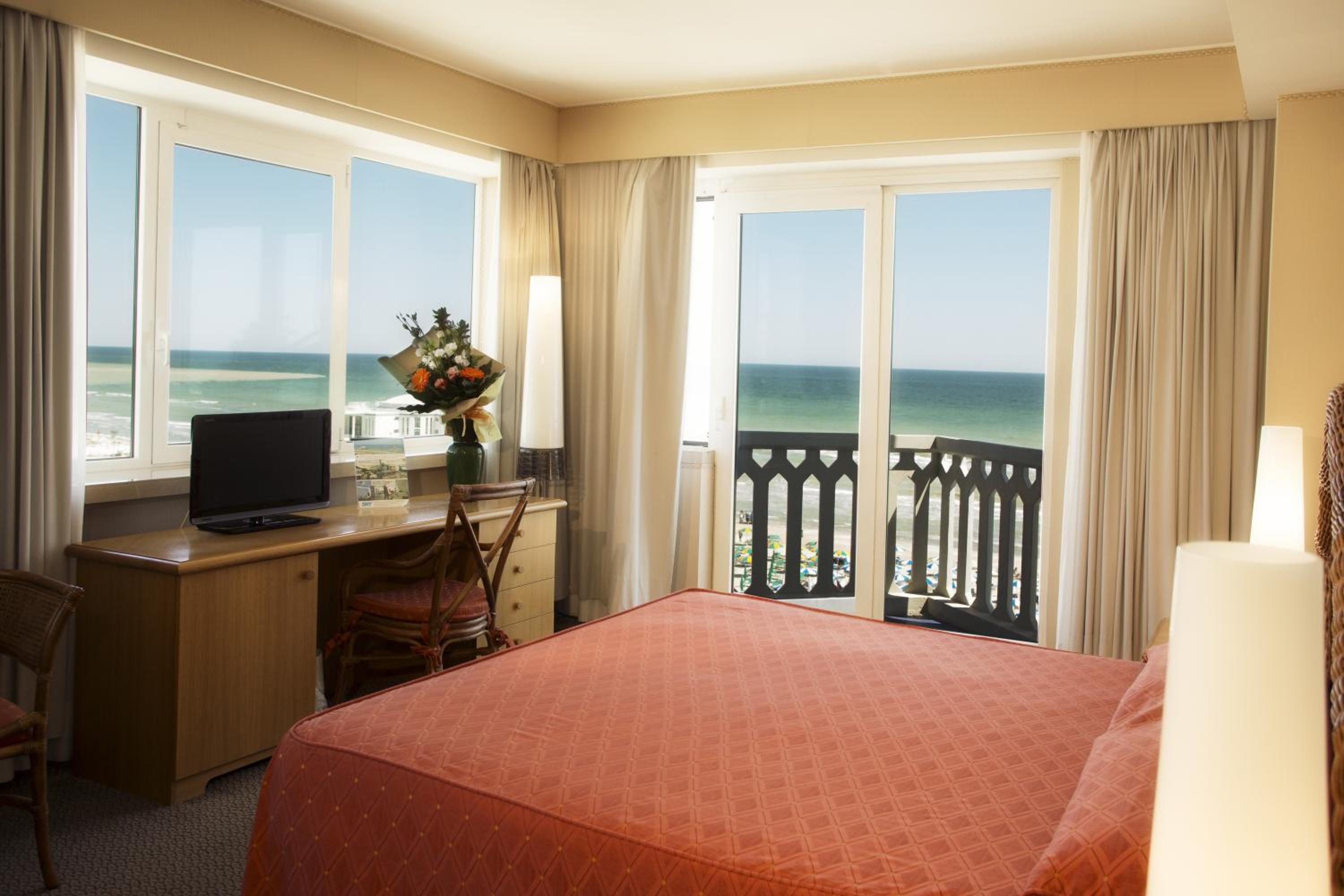 Double or Twin Room with Side Sea View - Photo 12