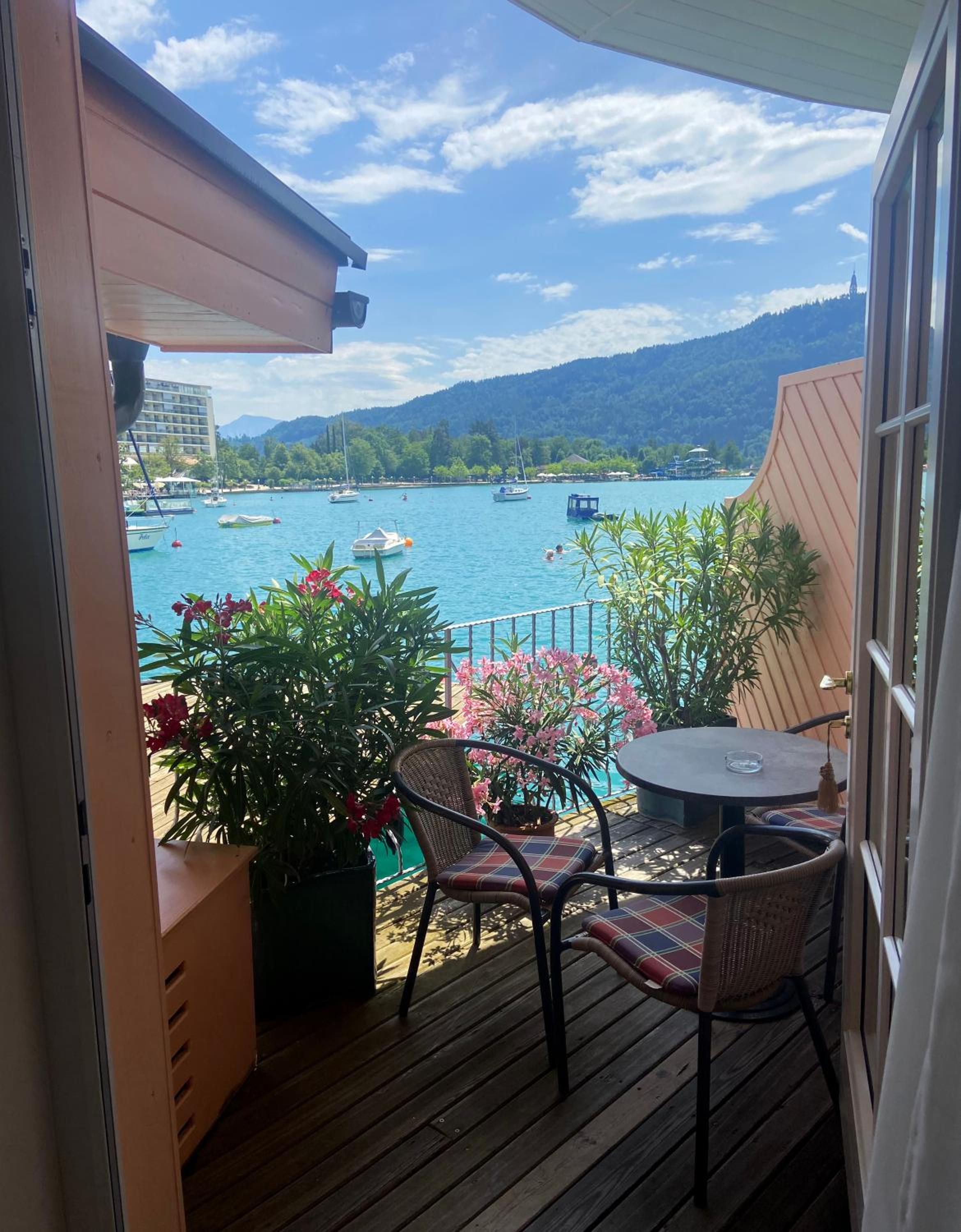 Apartment with Balcony photo 3