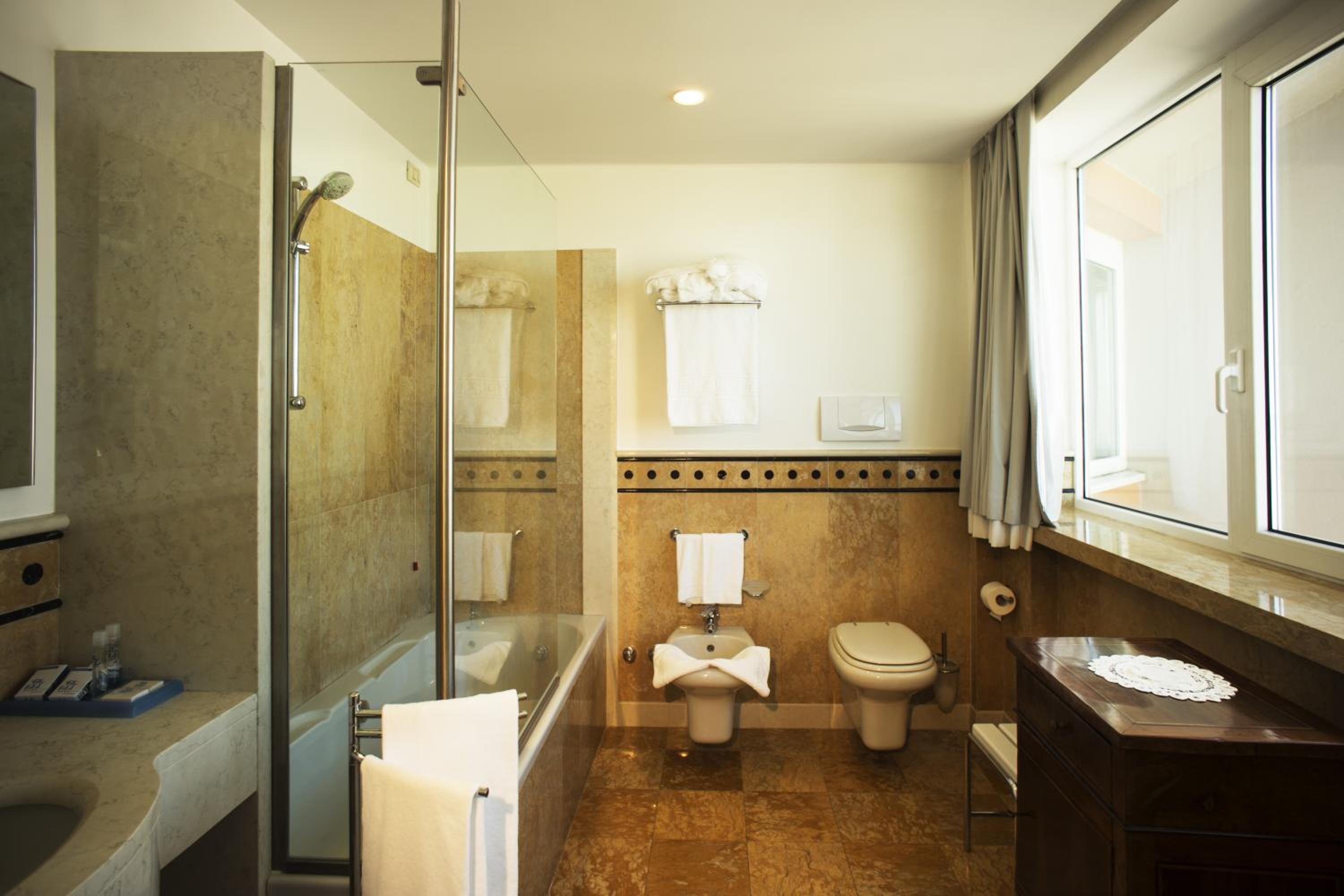 Double or Twin Room with Side Sea View - Photo 8
