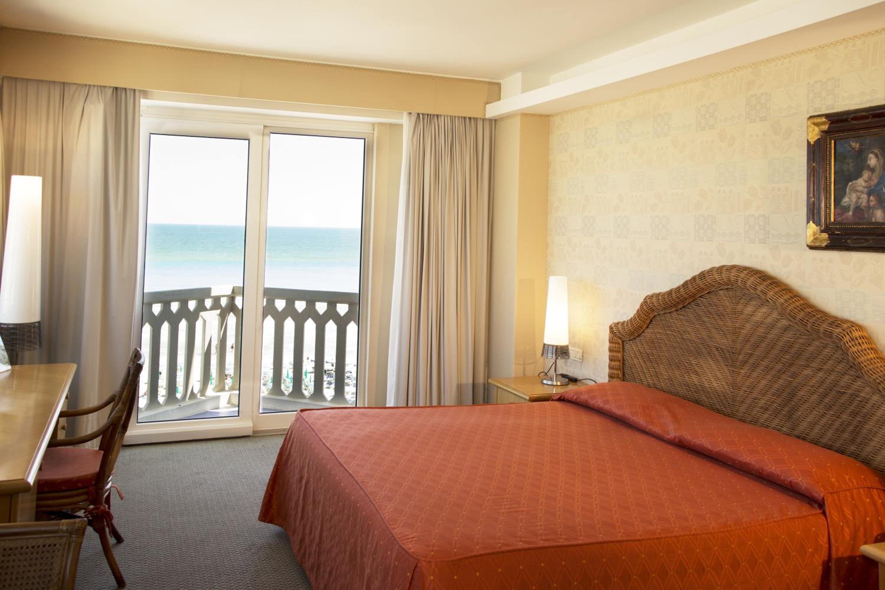 Double or Twin Room with Side Sea View - Photo 10
