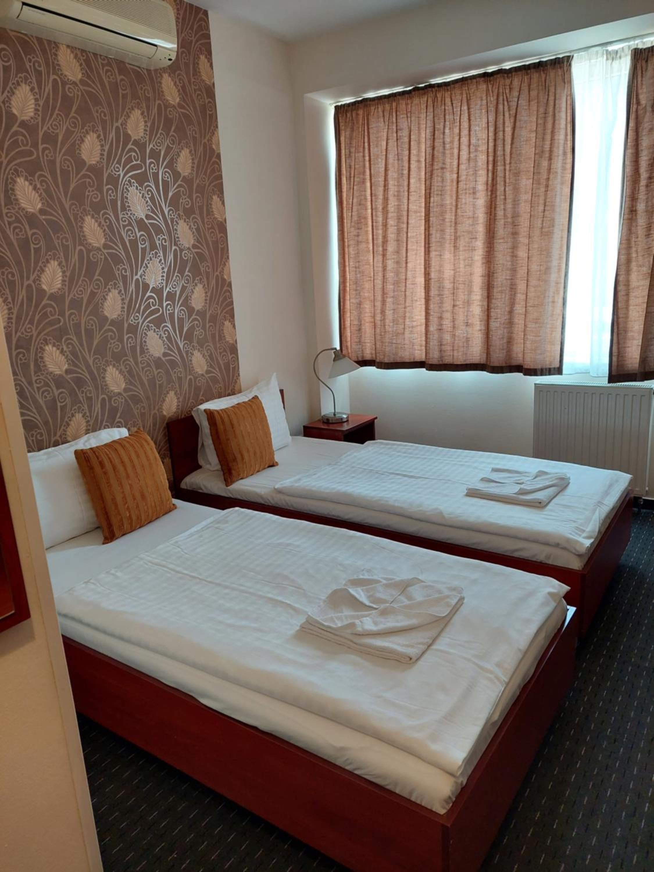 Standard Twin Room - Photo 1