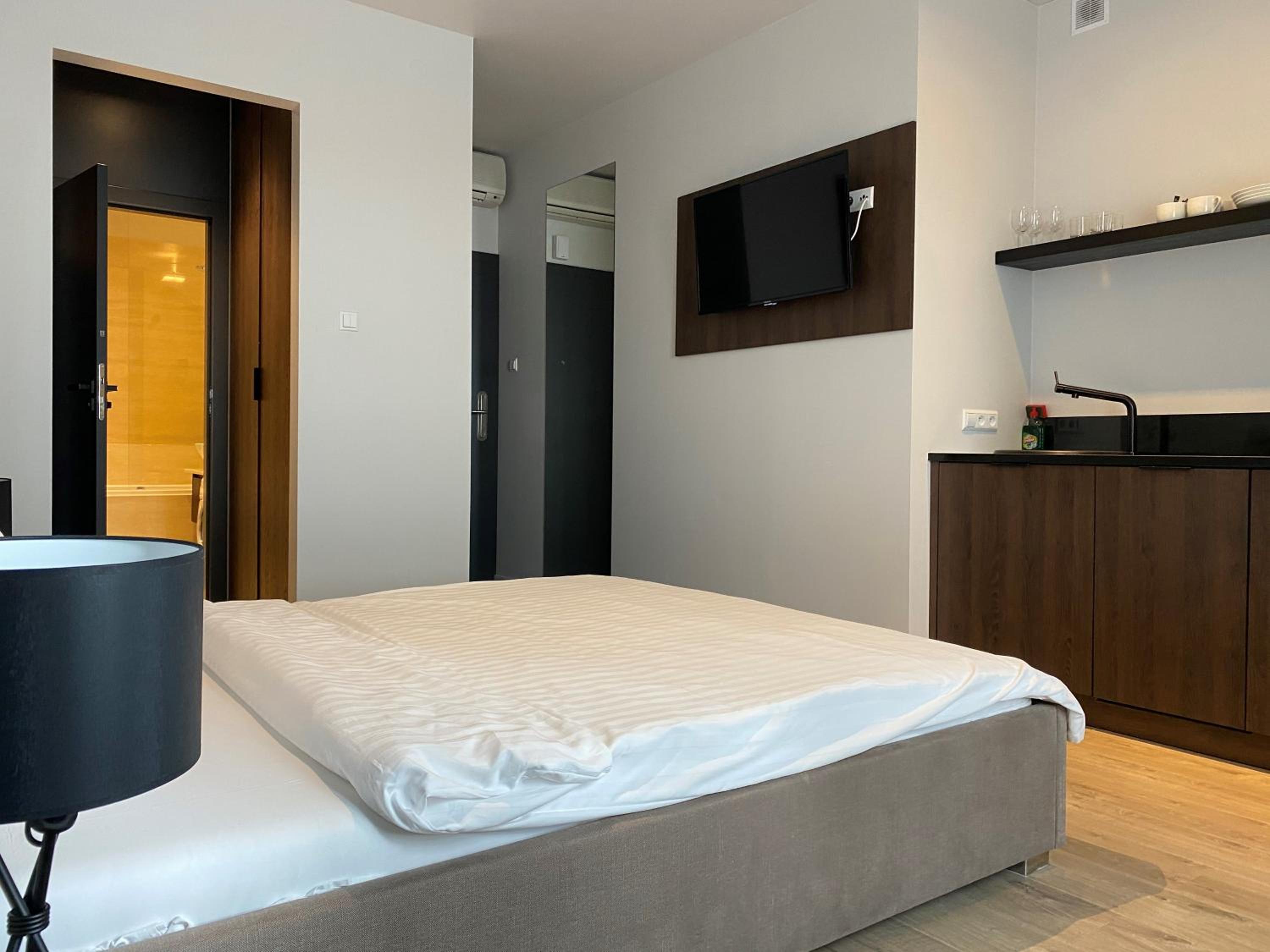 Large Double Room - Photo 4