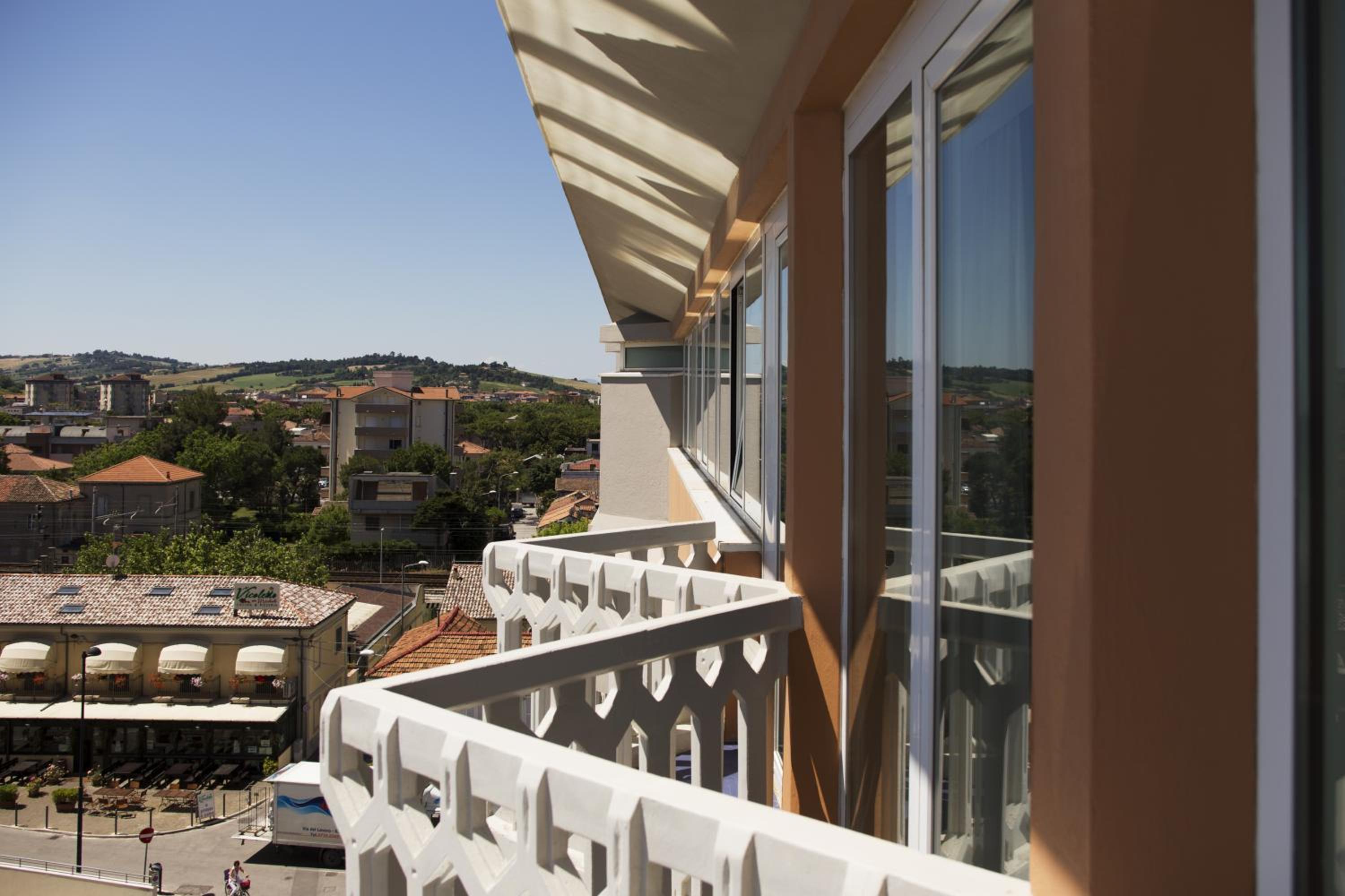 Double or Twin Room with Side Sea View - Photo 16