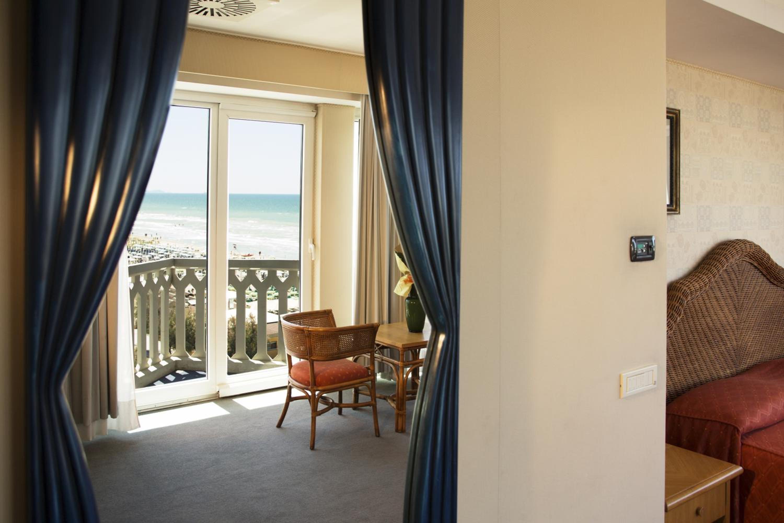 Double or Twin Room with Side Sea View - Photo 9