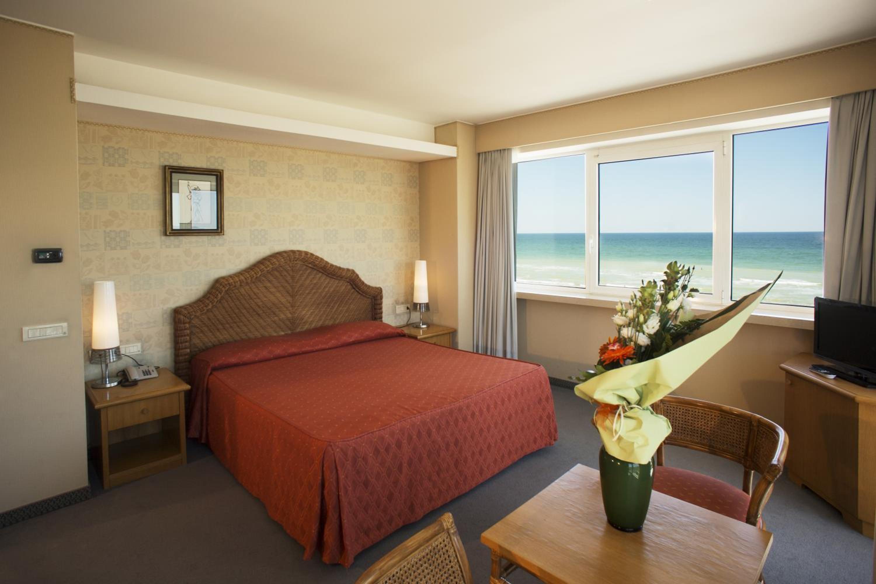 Double or Twin Room with Side Sea View - Photo 11