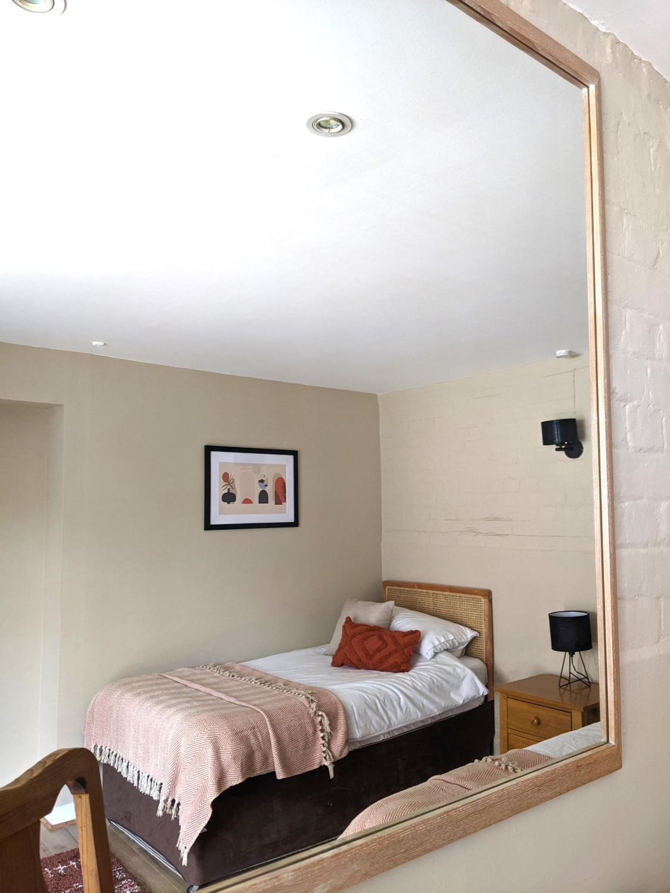 Twin Room - Photo 9