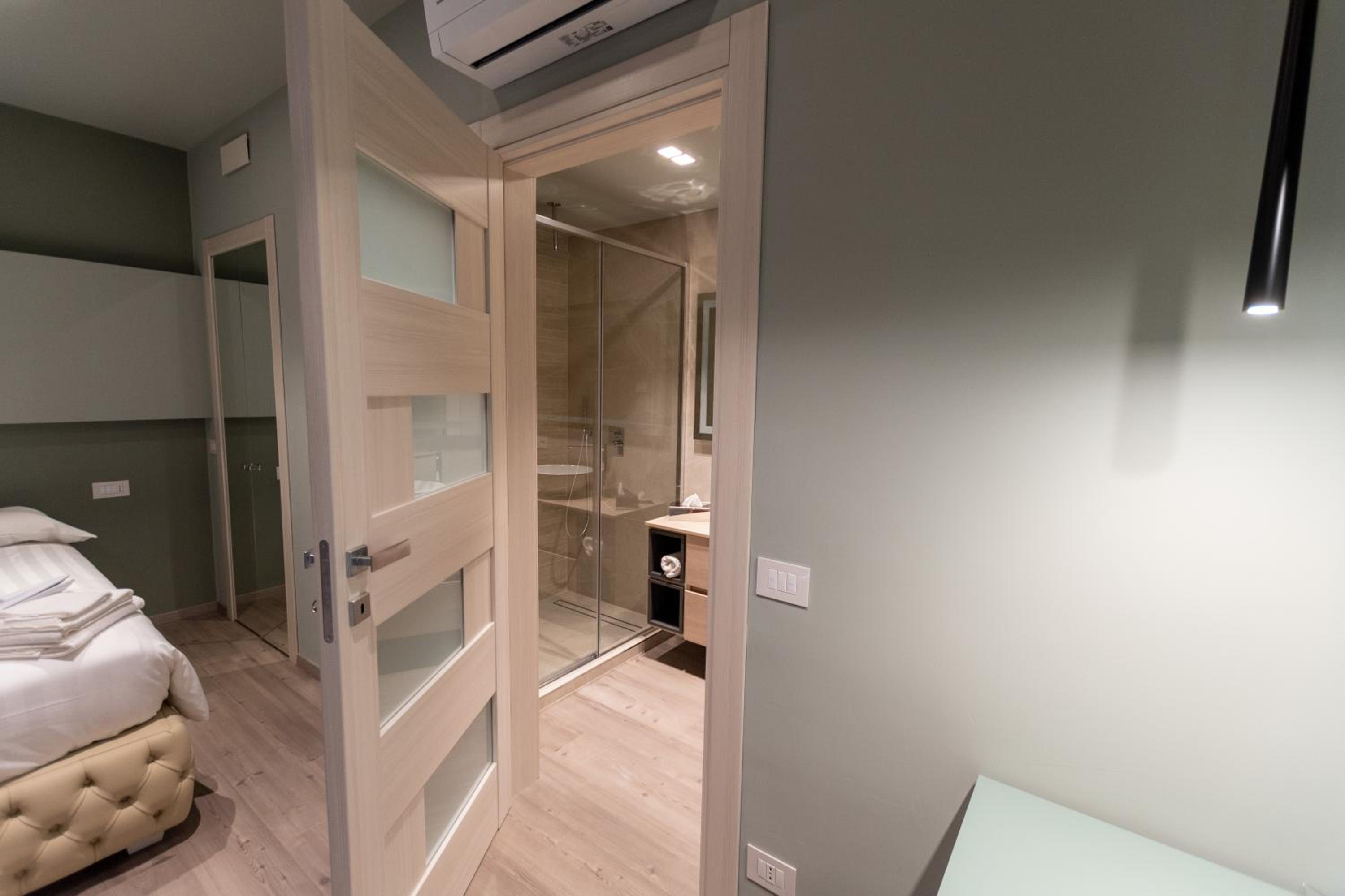 Deluxe King Room - Photo 28