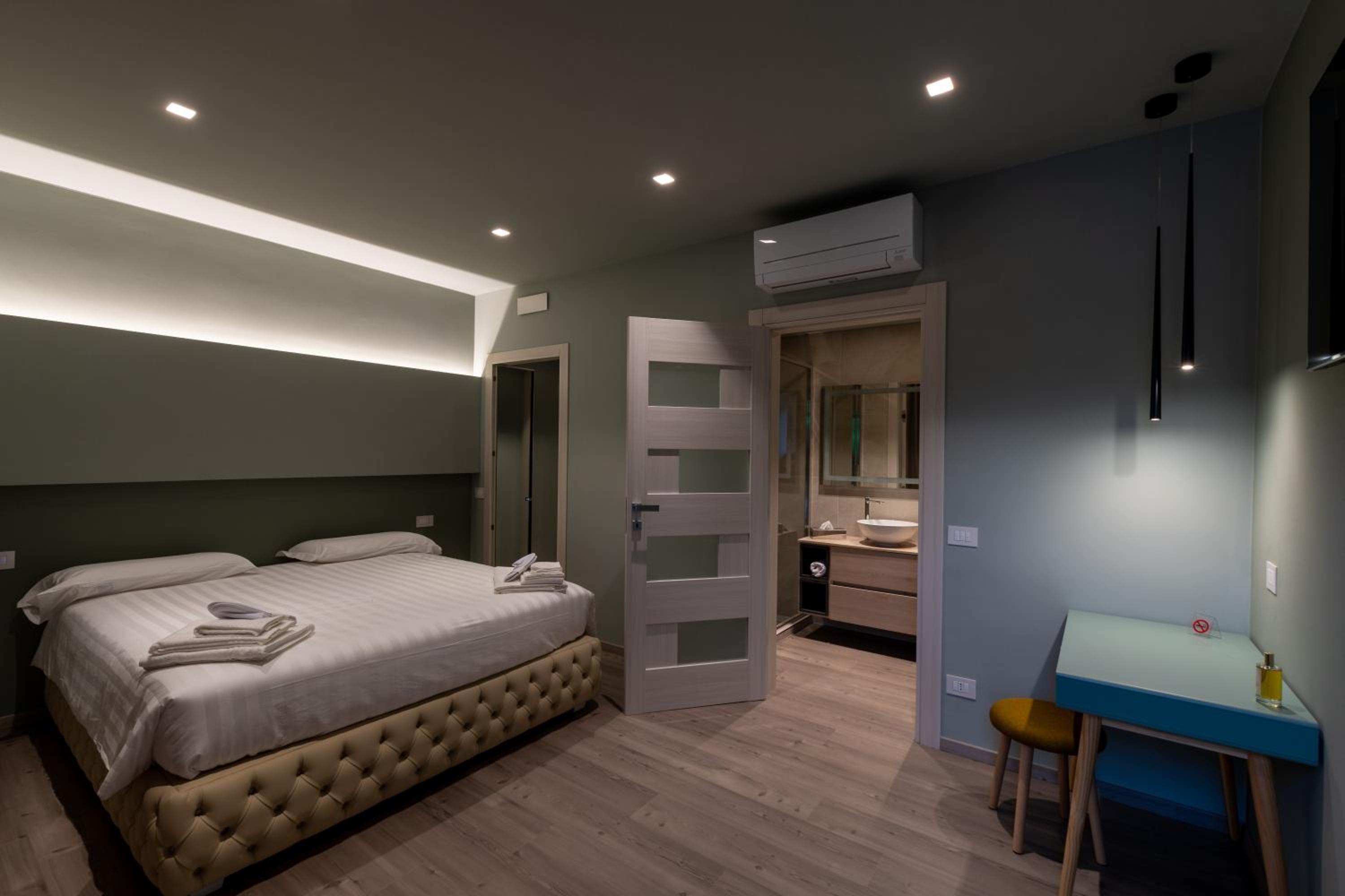 Deluxe King Room - Photo 29