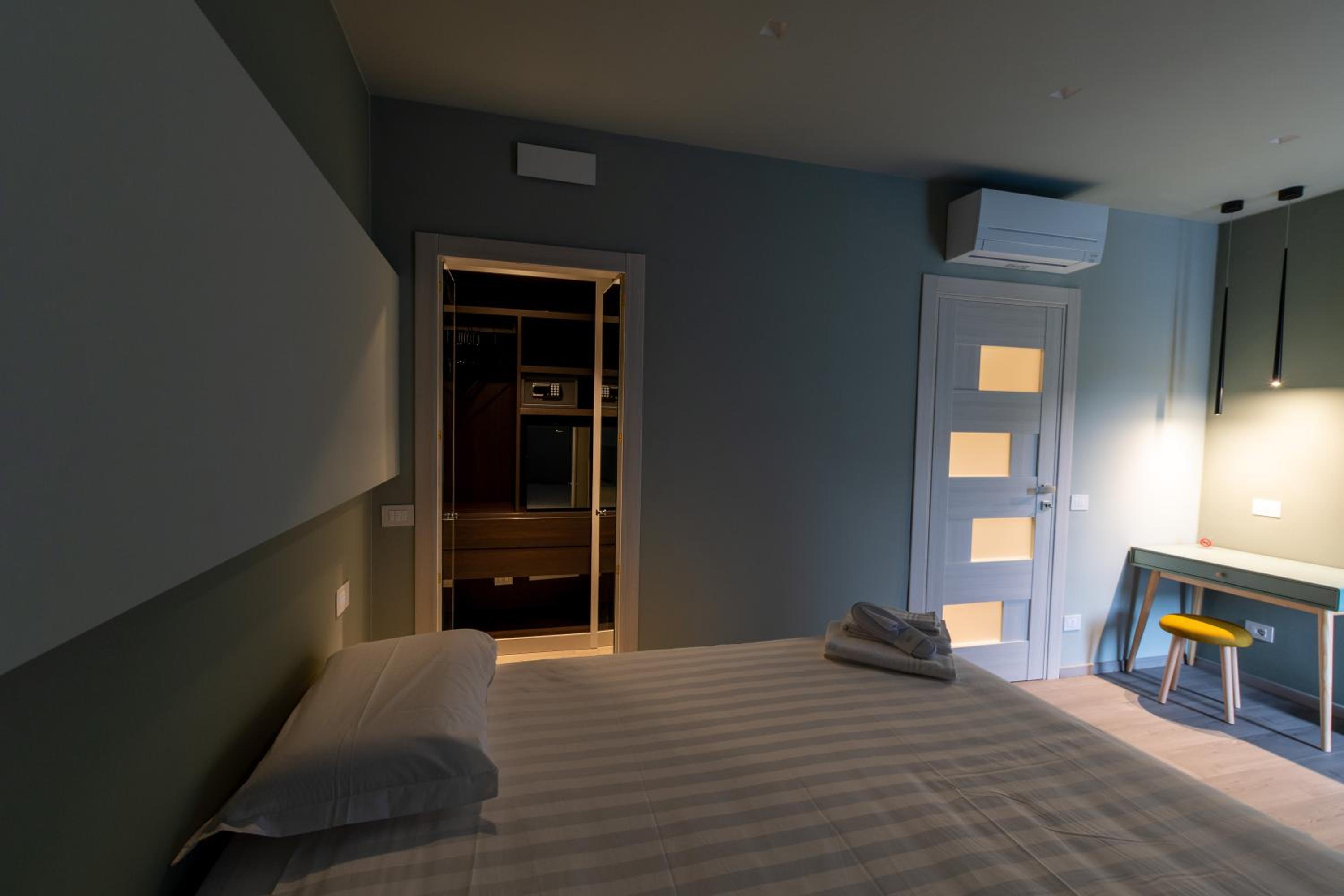 Deluxe King Room - Photo 30