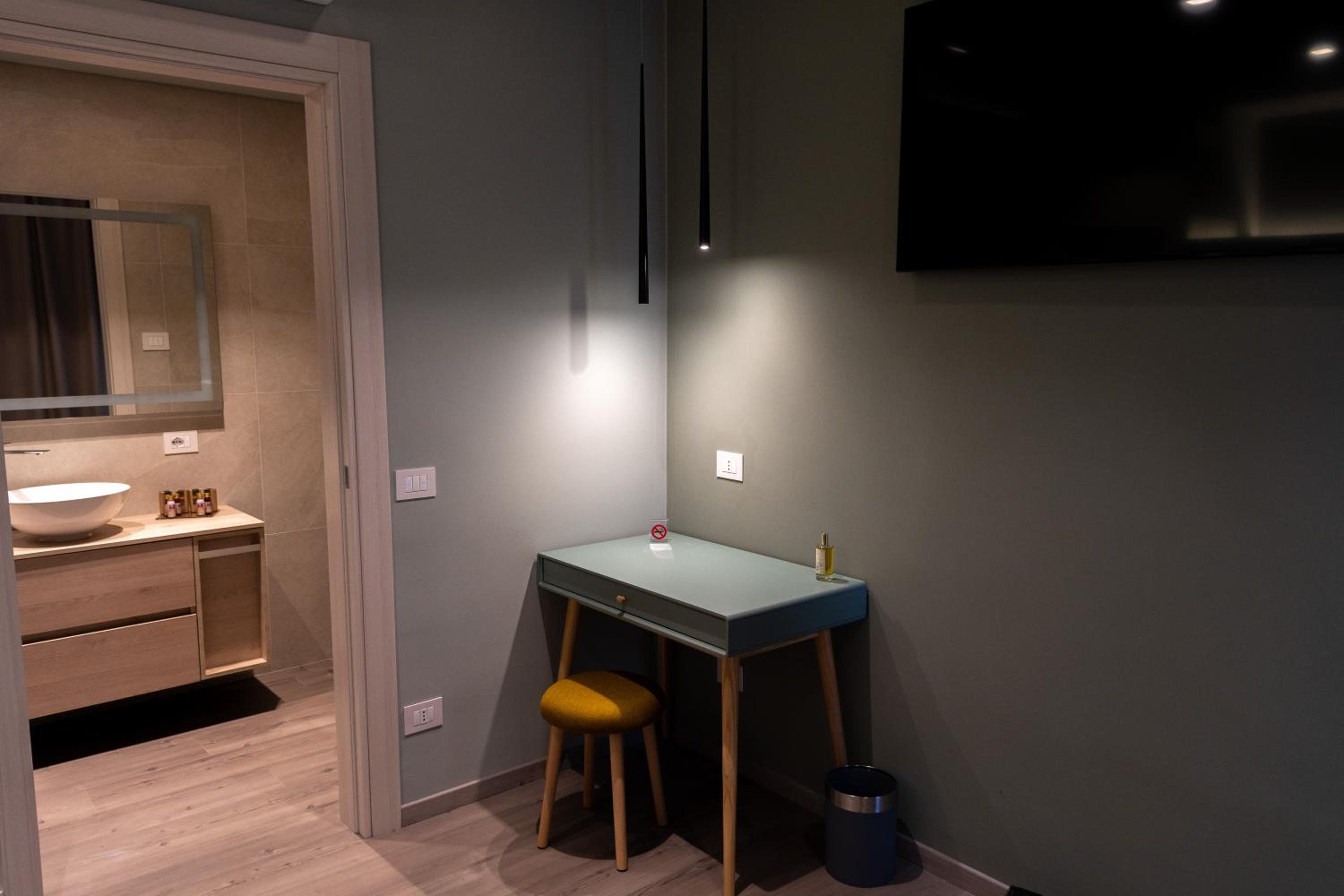 Deluxe King Room - Photo 33