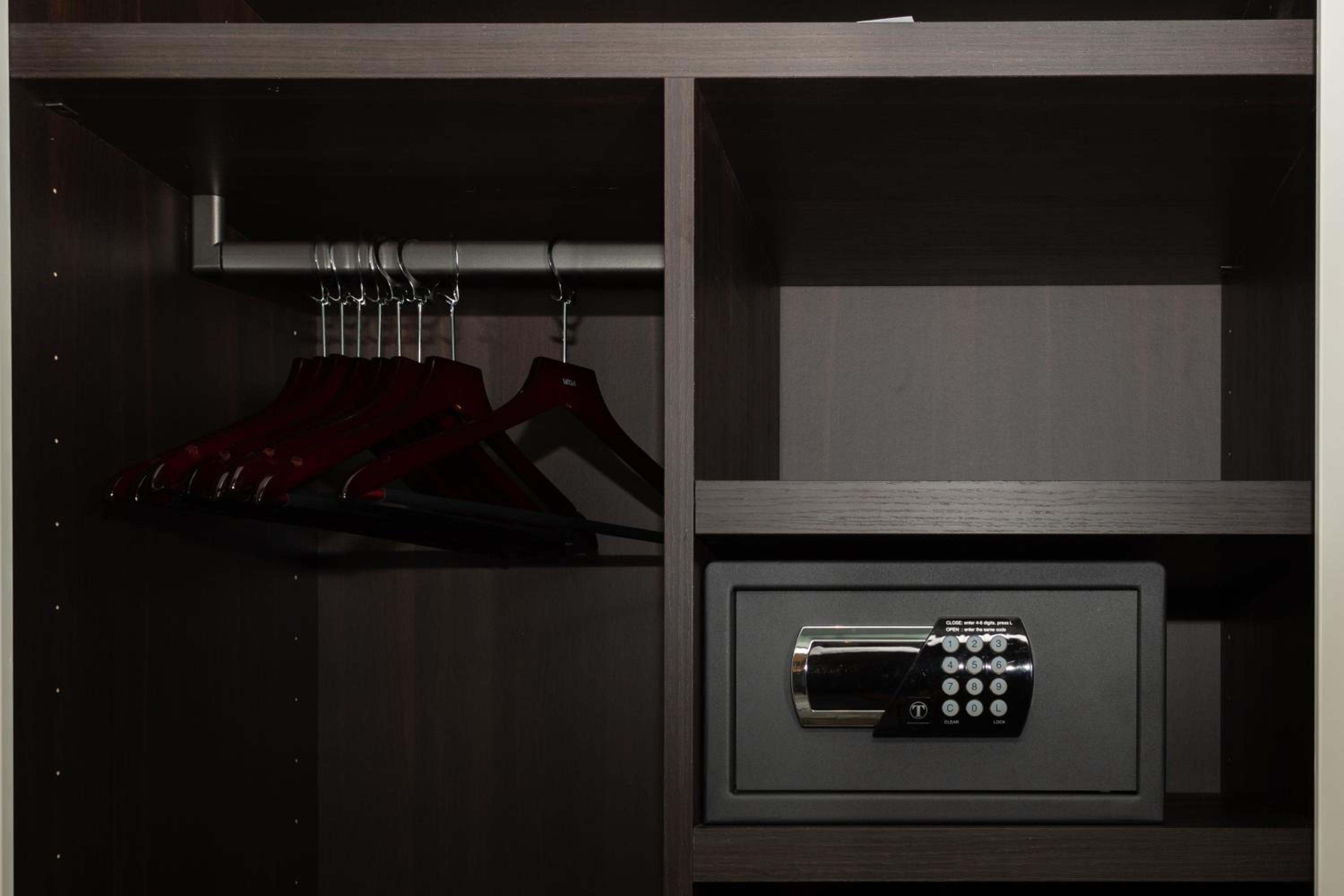 Deluxe King Room - Photo 34