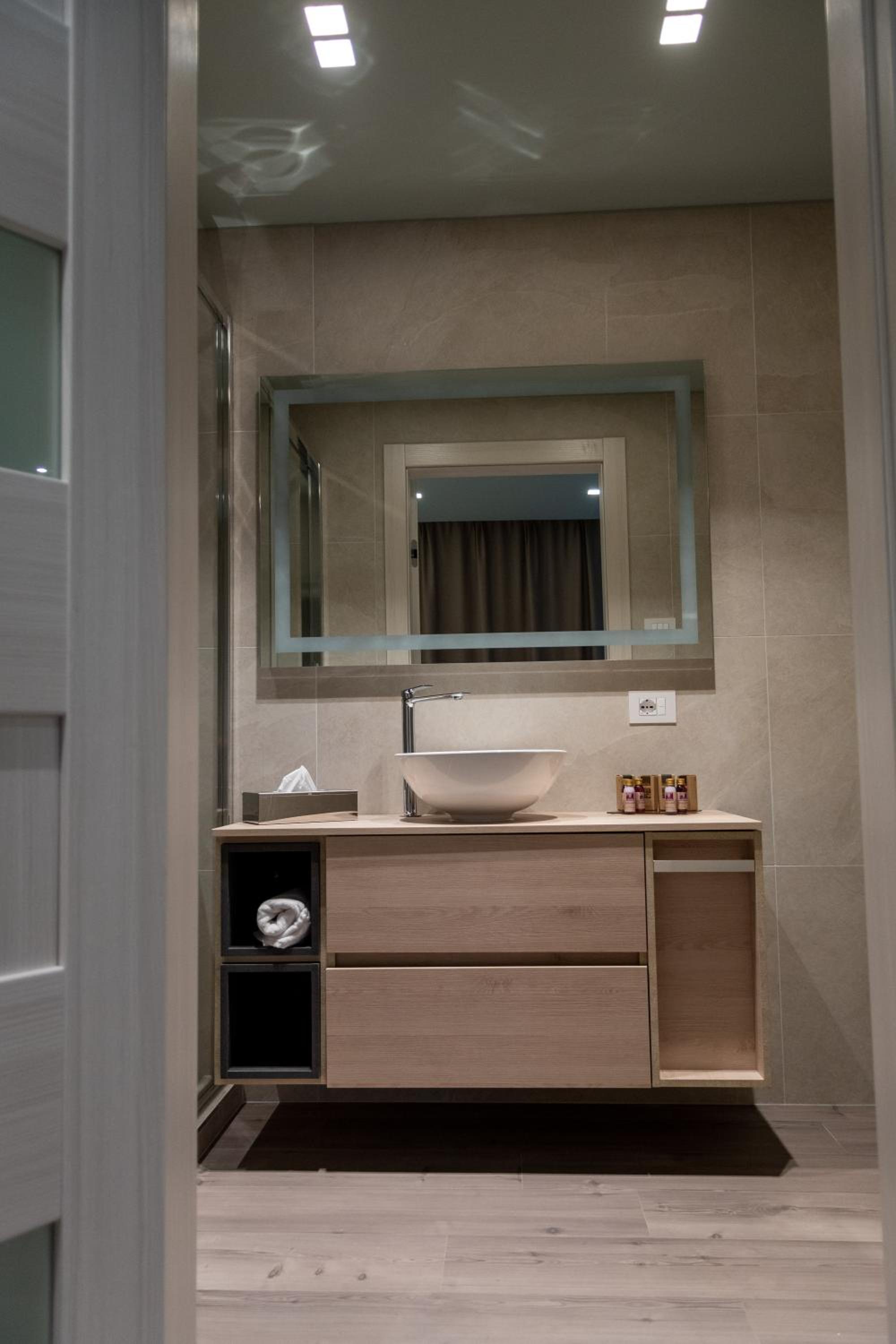 Deluxe King Room - Photo 37