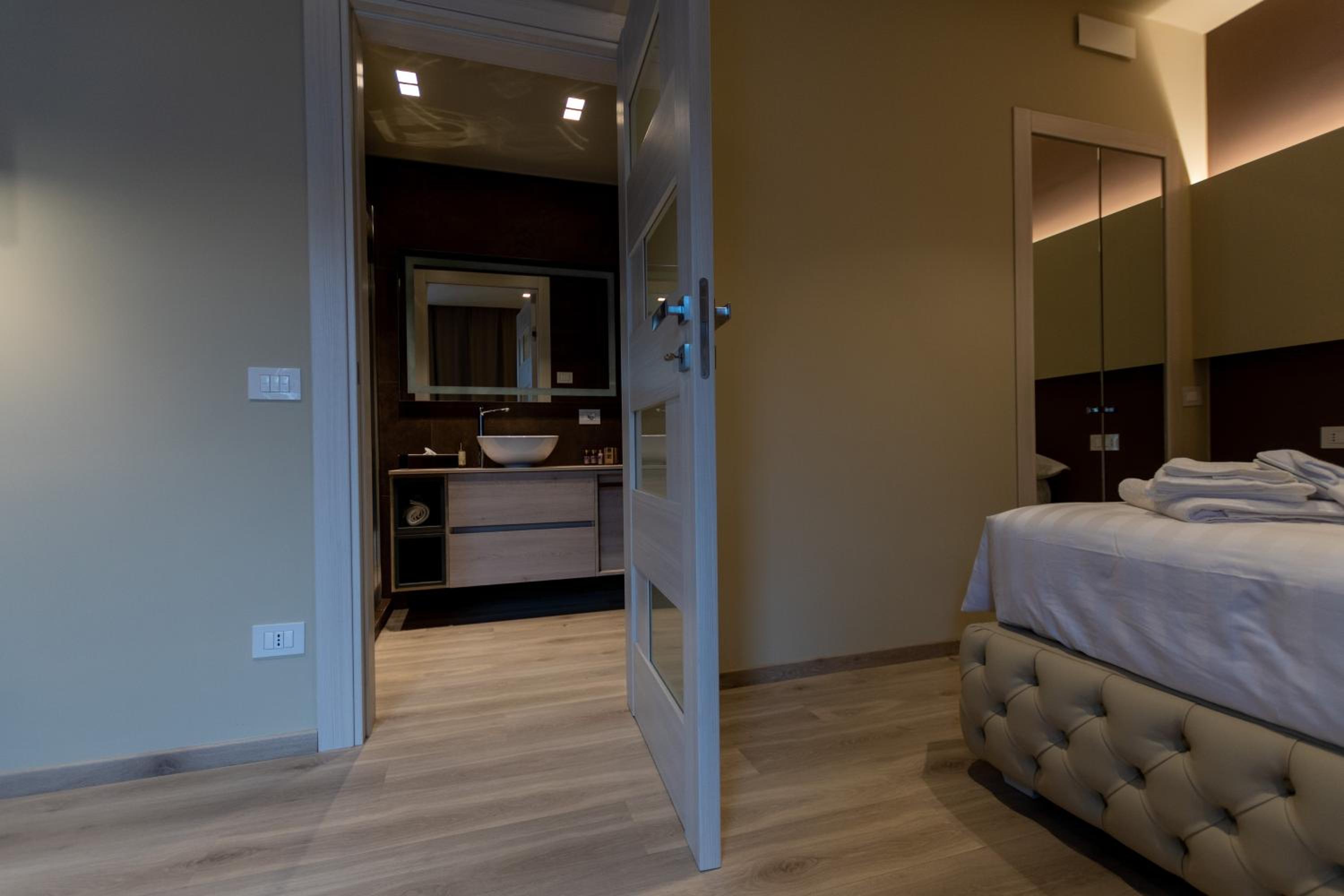 Deluxe King Room - Photo 44