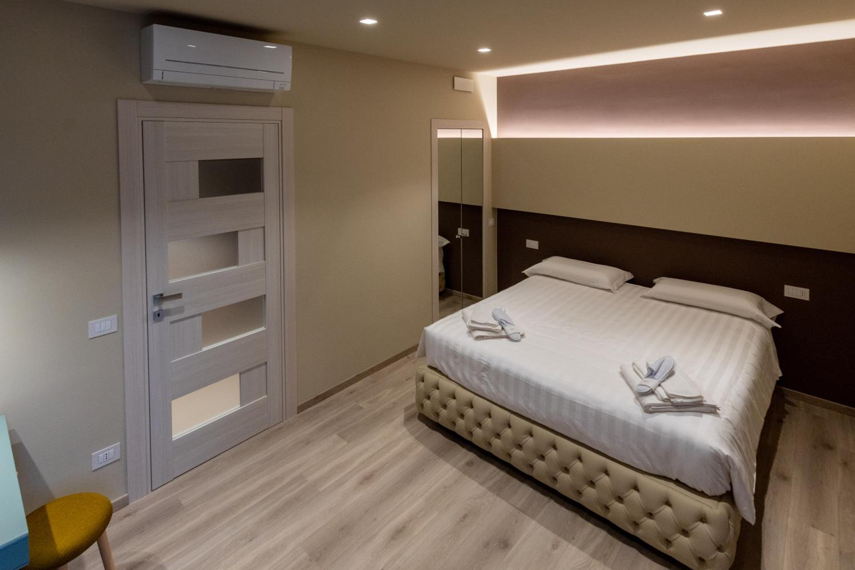Deluxe King Room - Photo 2