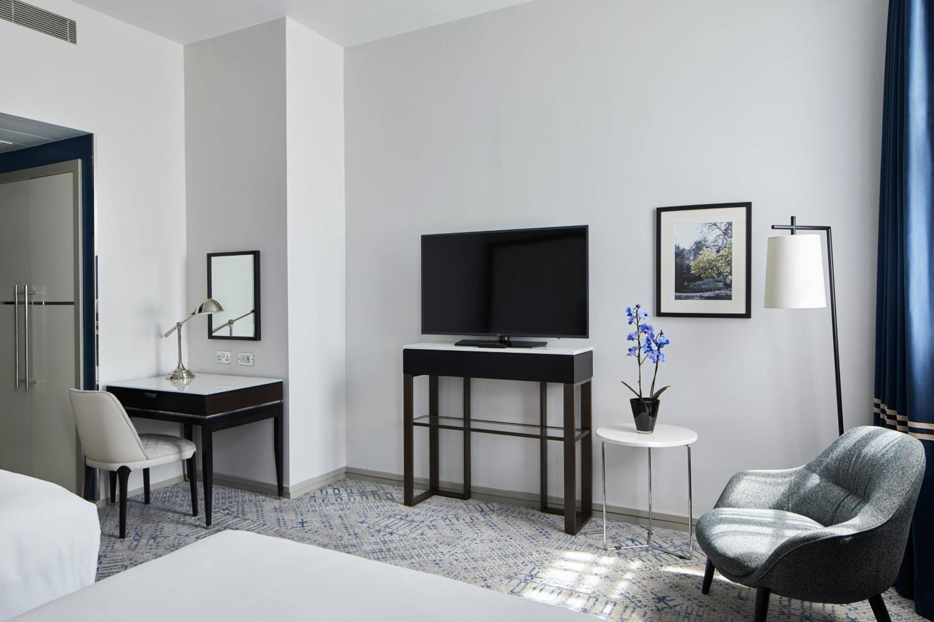 Superior Double Room with Two Double Beds and Square View