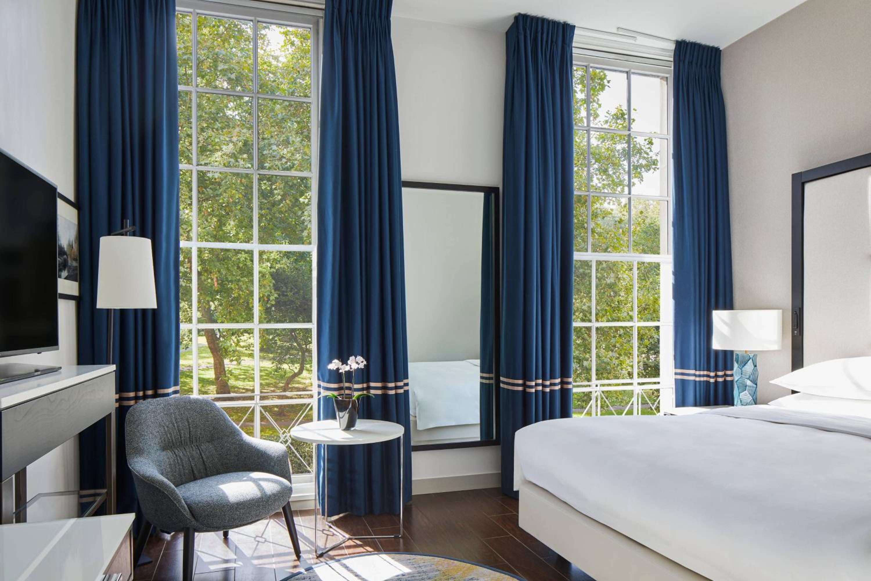 Superior King Room with Square View