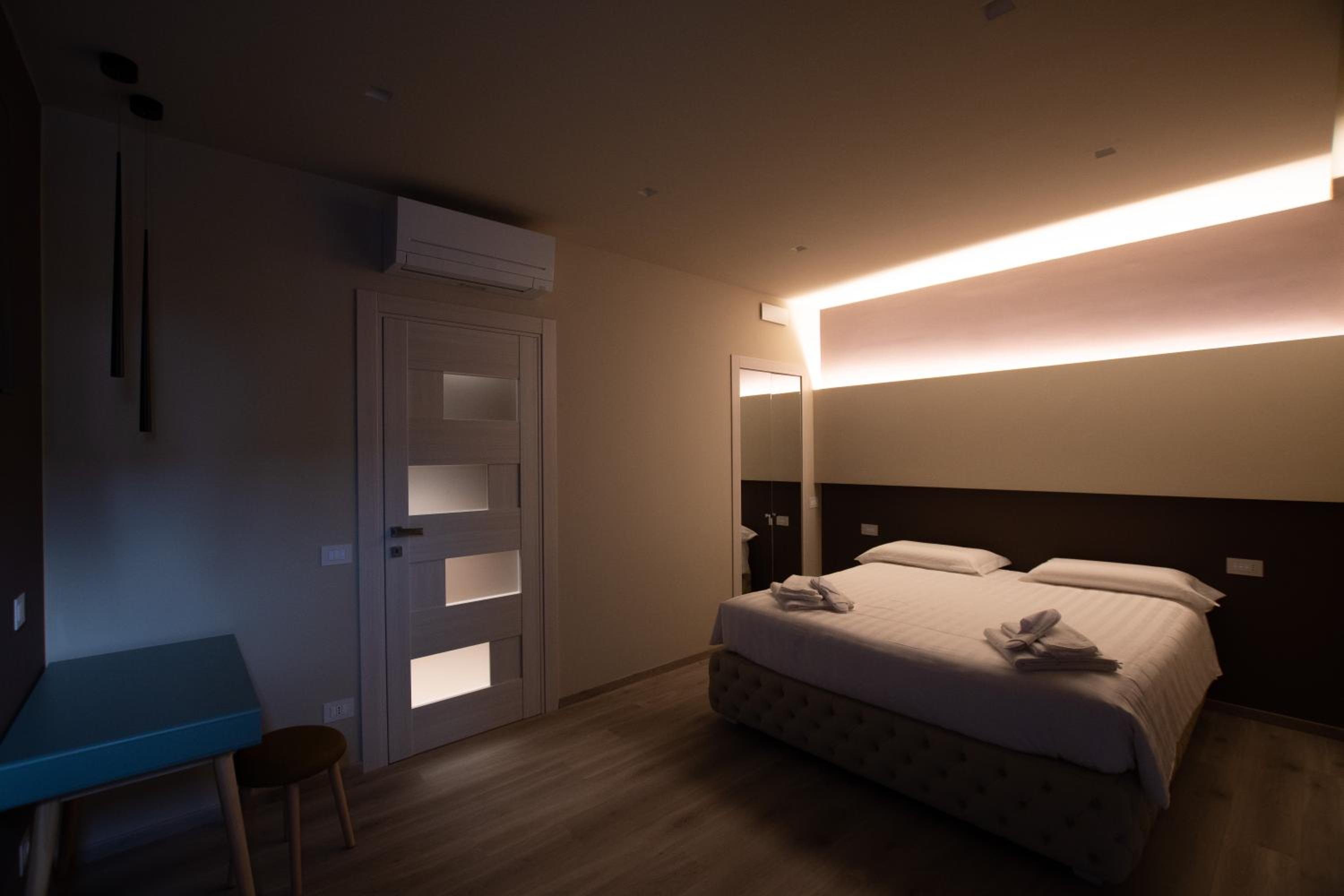 Deluxe King Room - Photo 3
