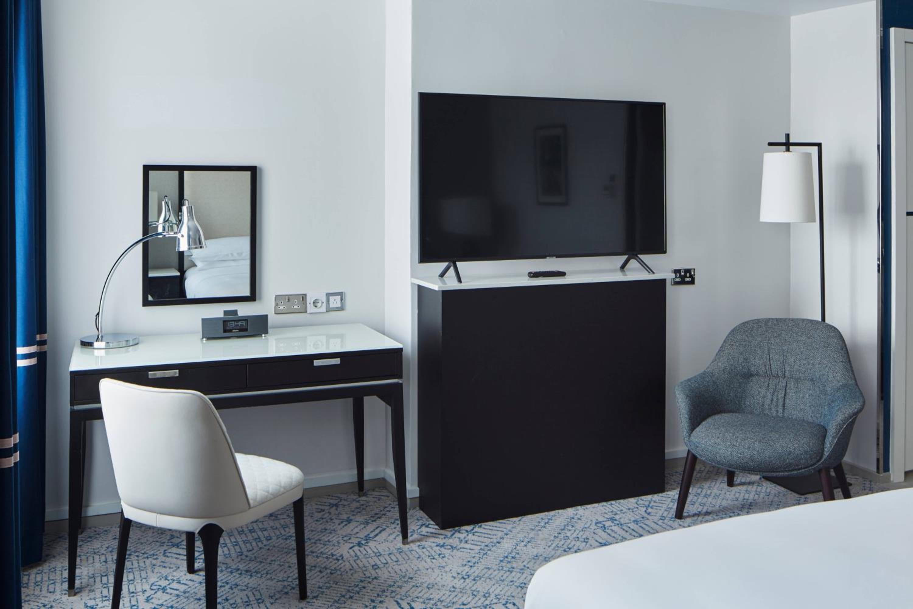 Superior King Room with Square View