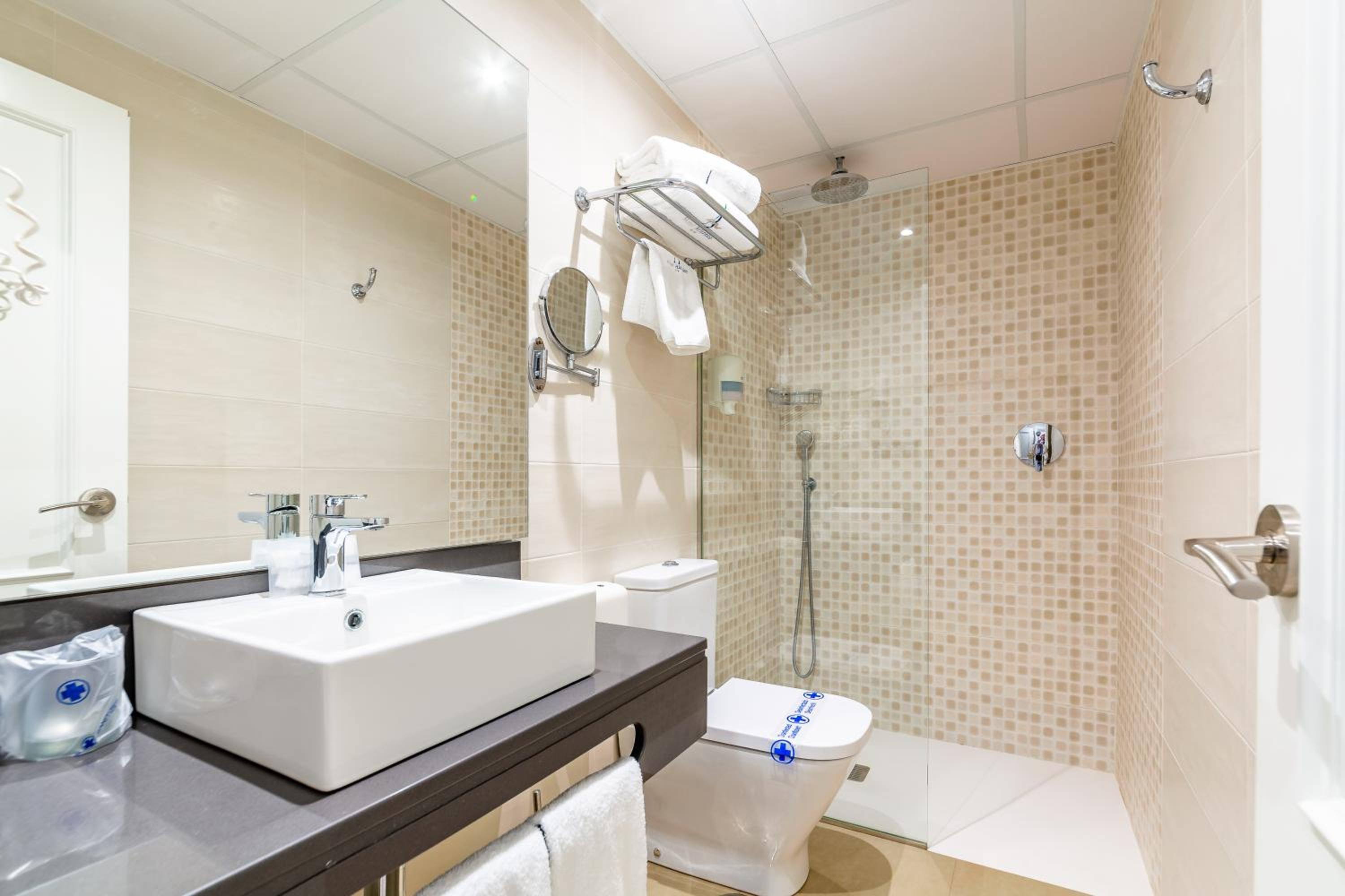Standard Double or Twin Room - Photo 5