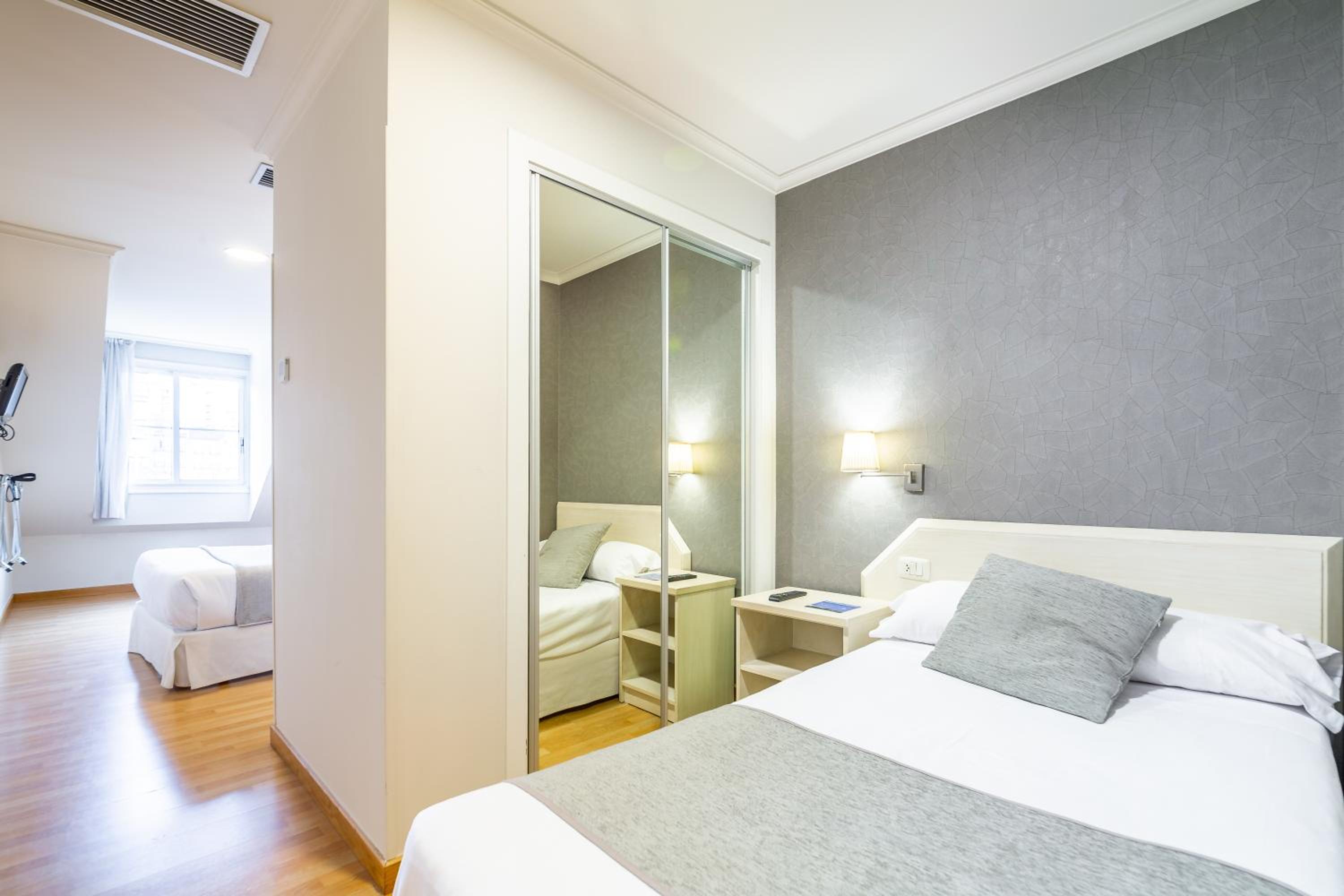 Standard Triple Room - Photo 4