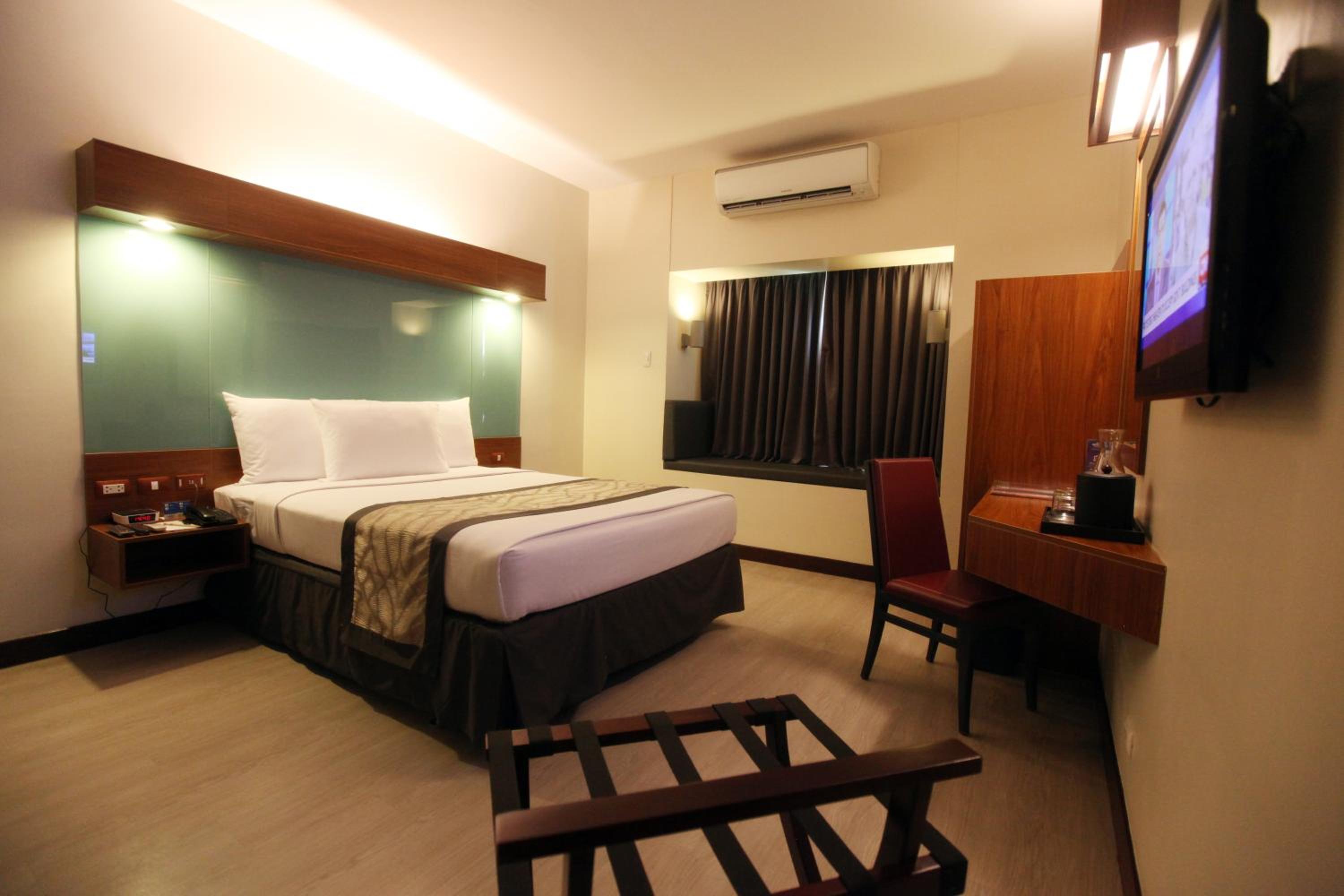 Queen Room - Mobility Access/Non-Smoking - Photo 4
