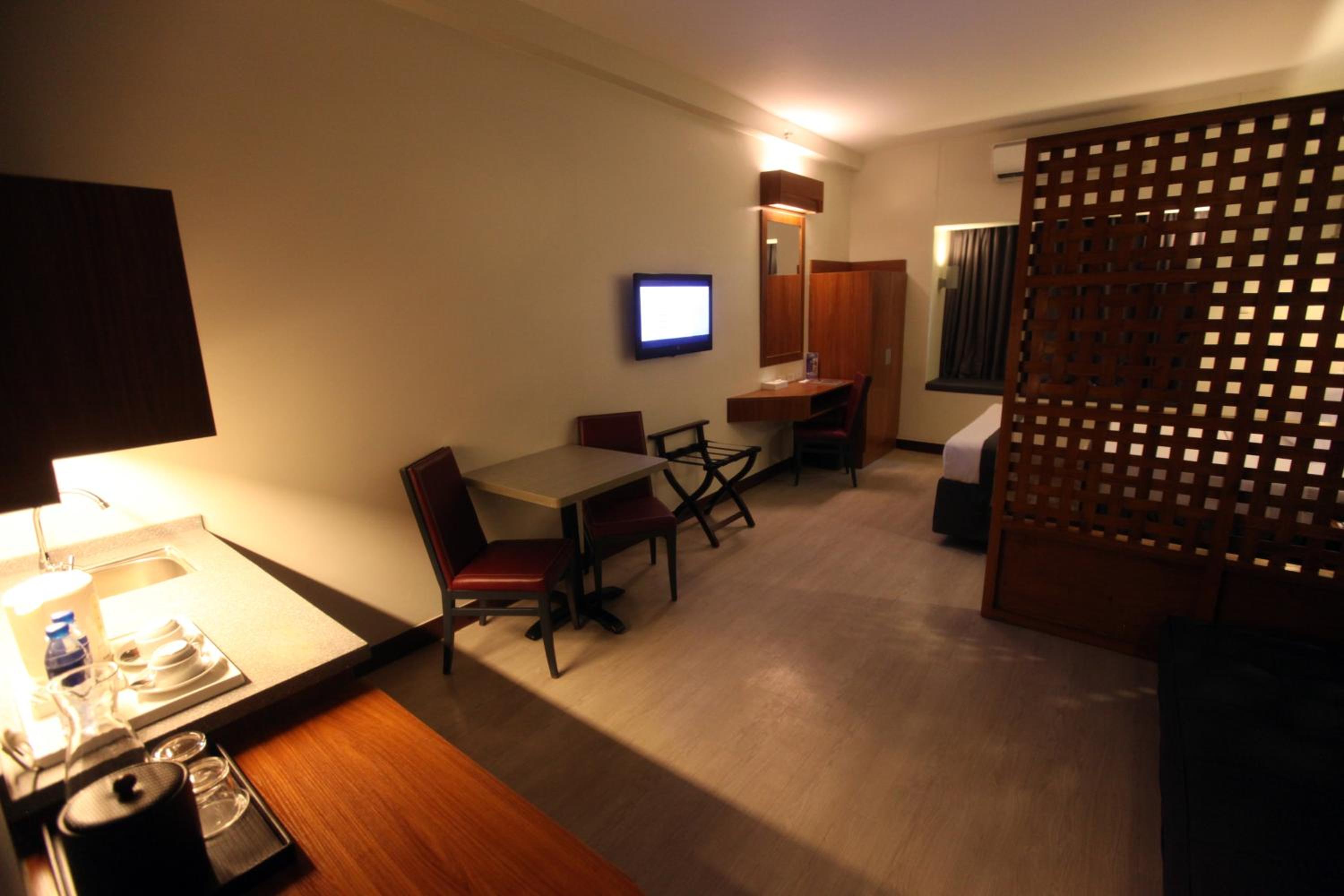 1 Queen Bed Suite - Photo 2
