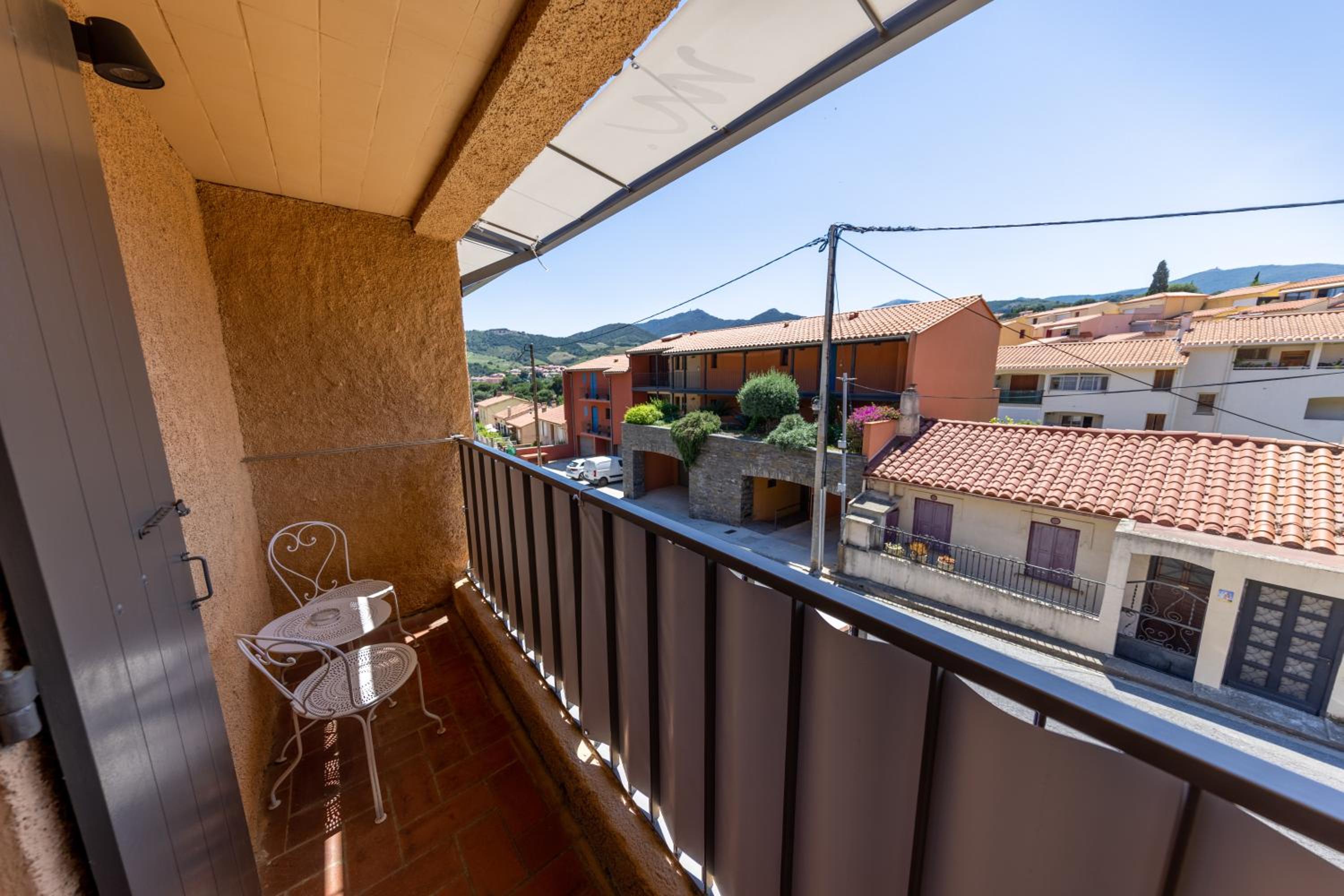 Standard Room with Balcony - Photo 2