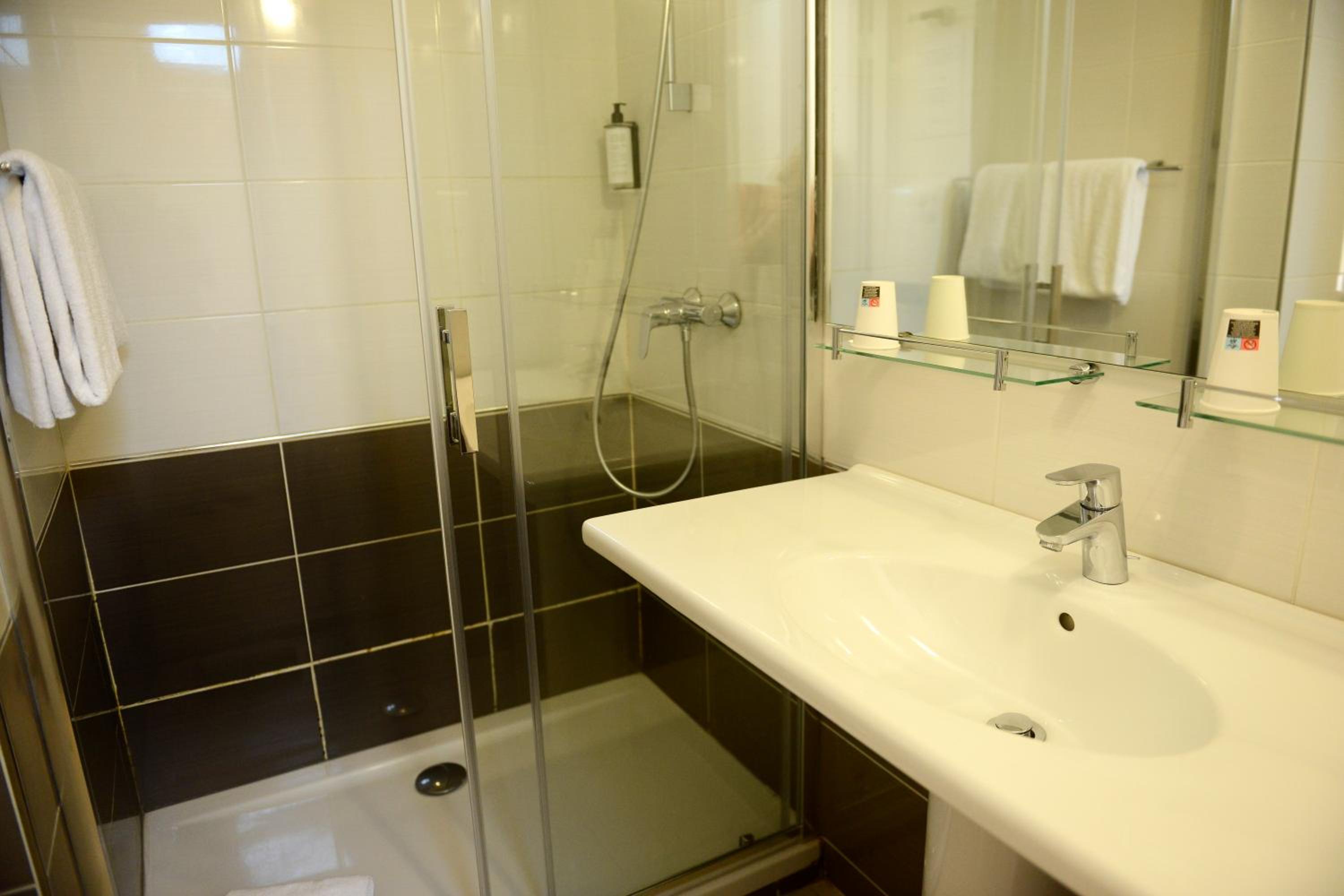 Standard Double Room - Photo 8