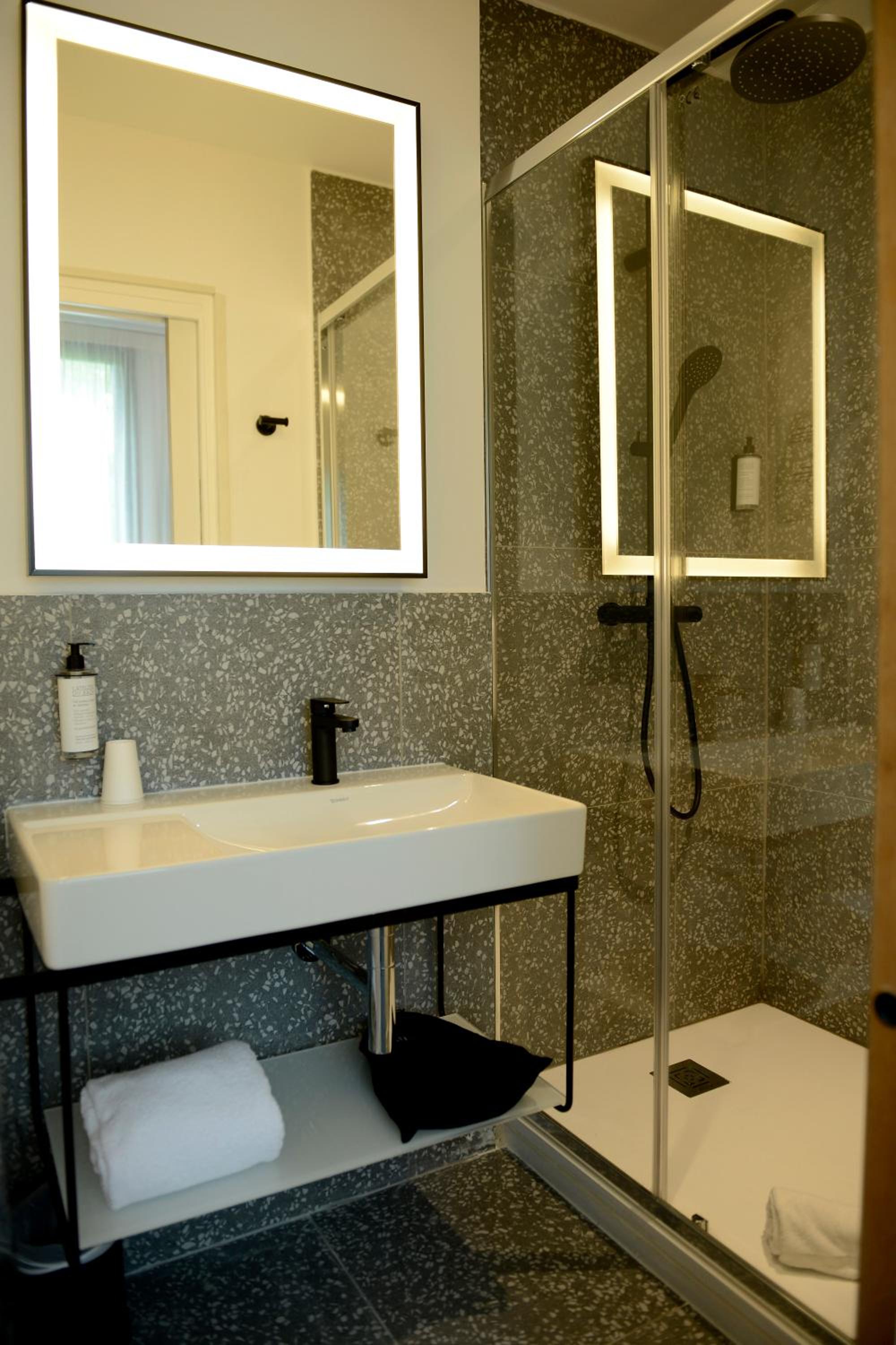 Standard Triple Room - Photo 9