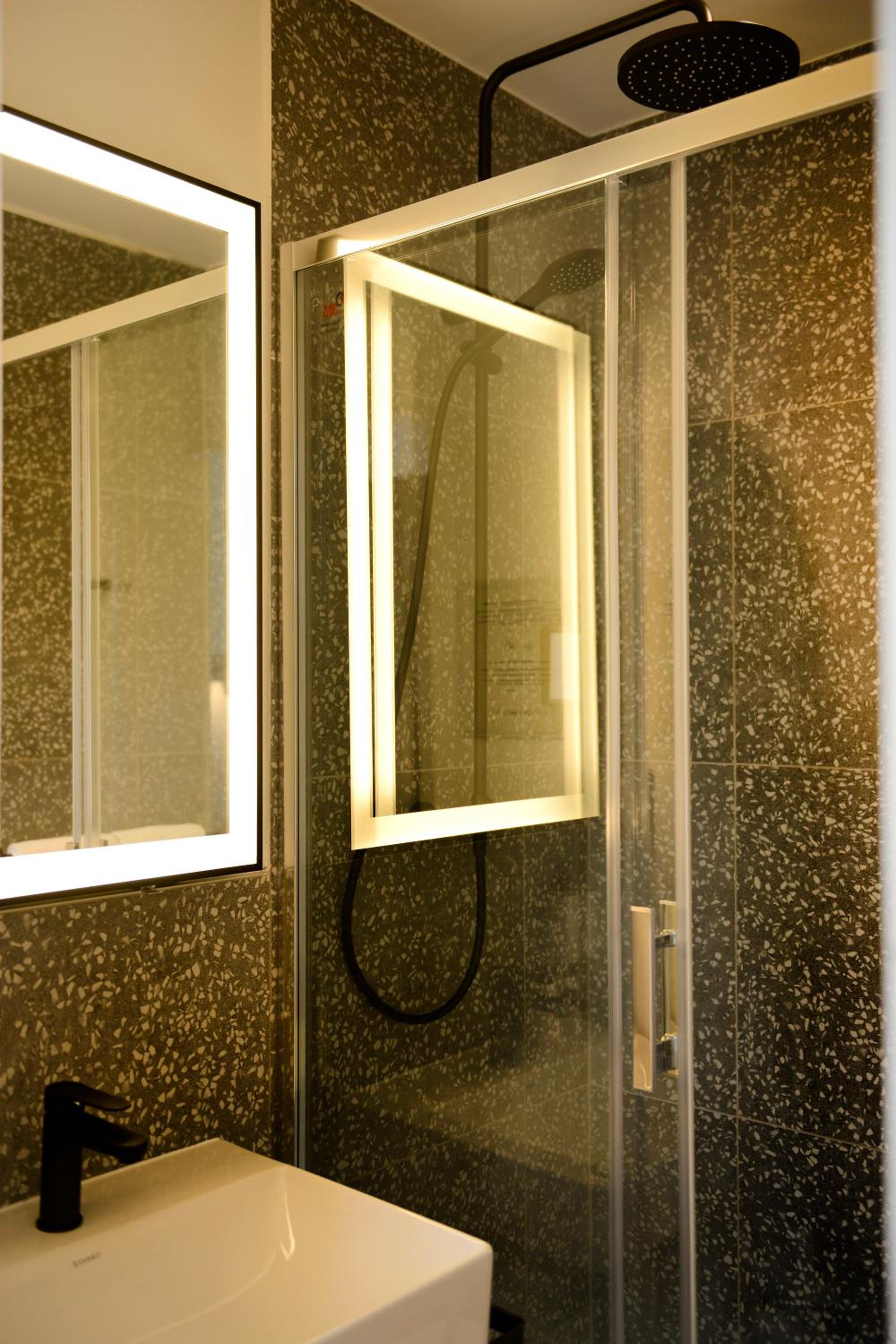 Standard Triple Room - Photo 8