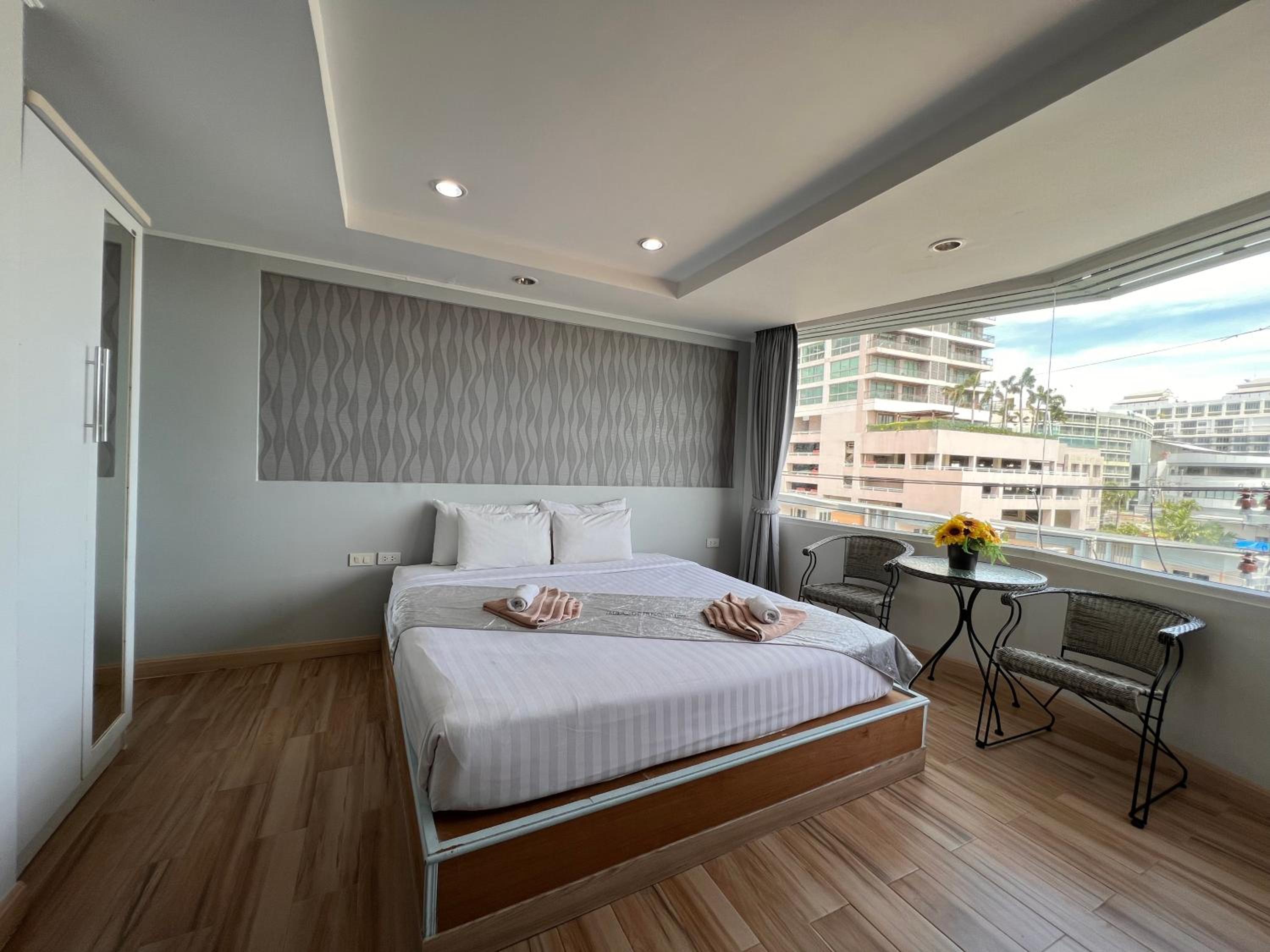 Deluxe Double Room with Side Sea View thumbnail 6