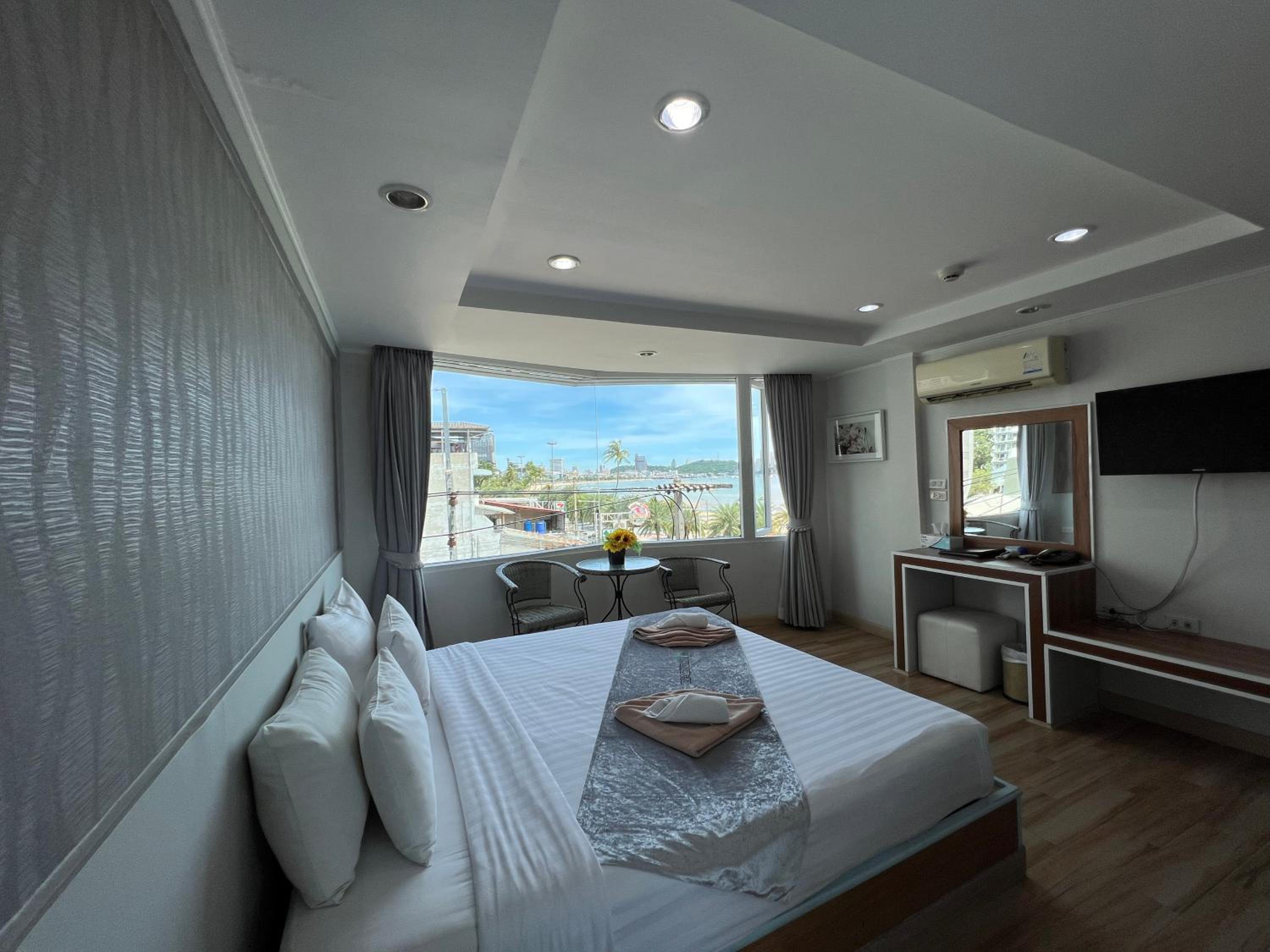 Deluxe Double Room with Side Sea View