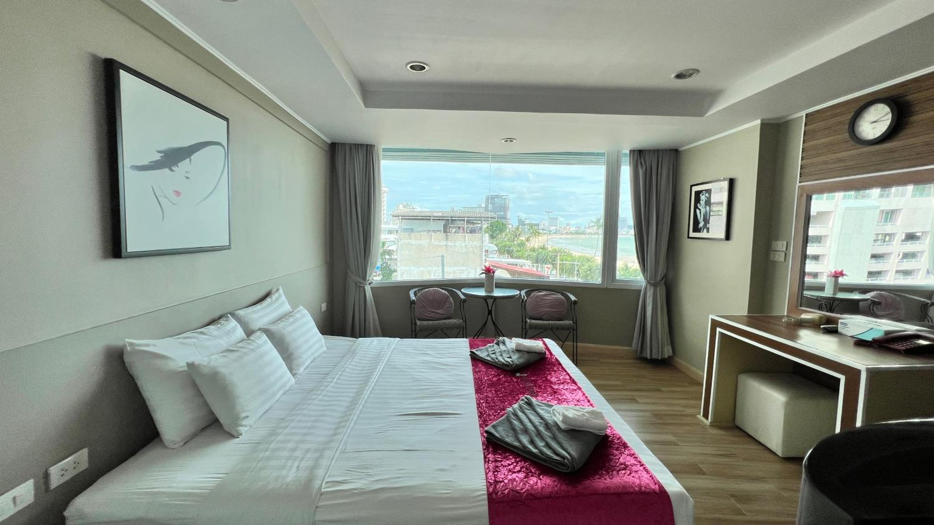 Deluxe Double Room with Side Sea View thumbnail 5